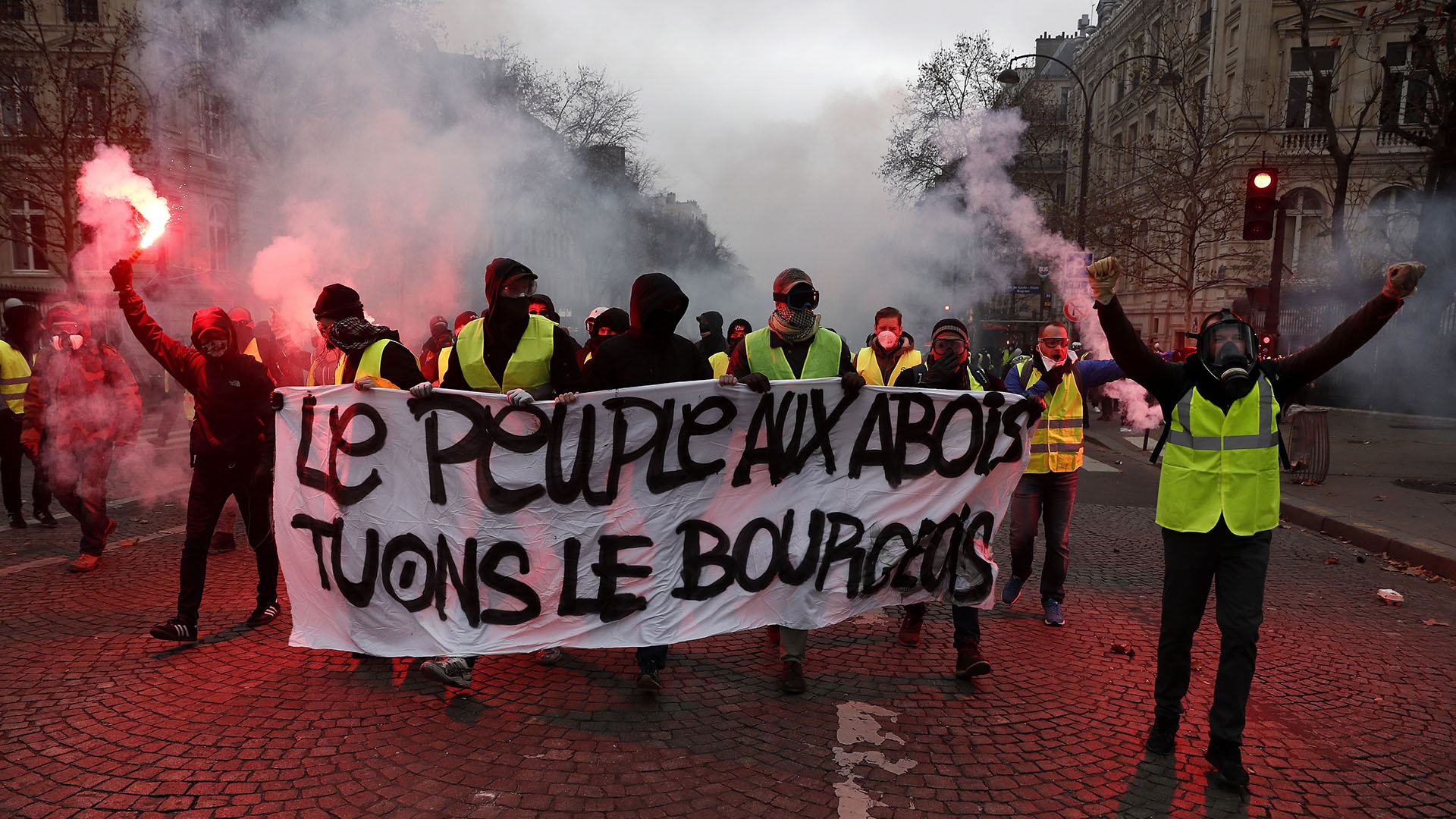 Los anuncios que hizo esta semana el presidente Macron -un dispositivo para limitar el impacto de las tasas al carburante así como un “gran diálogo”- no convencieron (EFE/EPA/ETIENNE LAURENT)