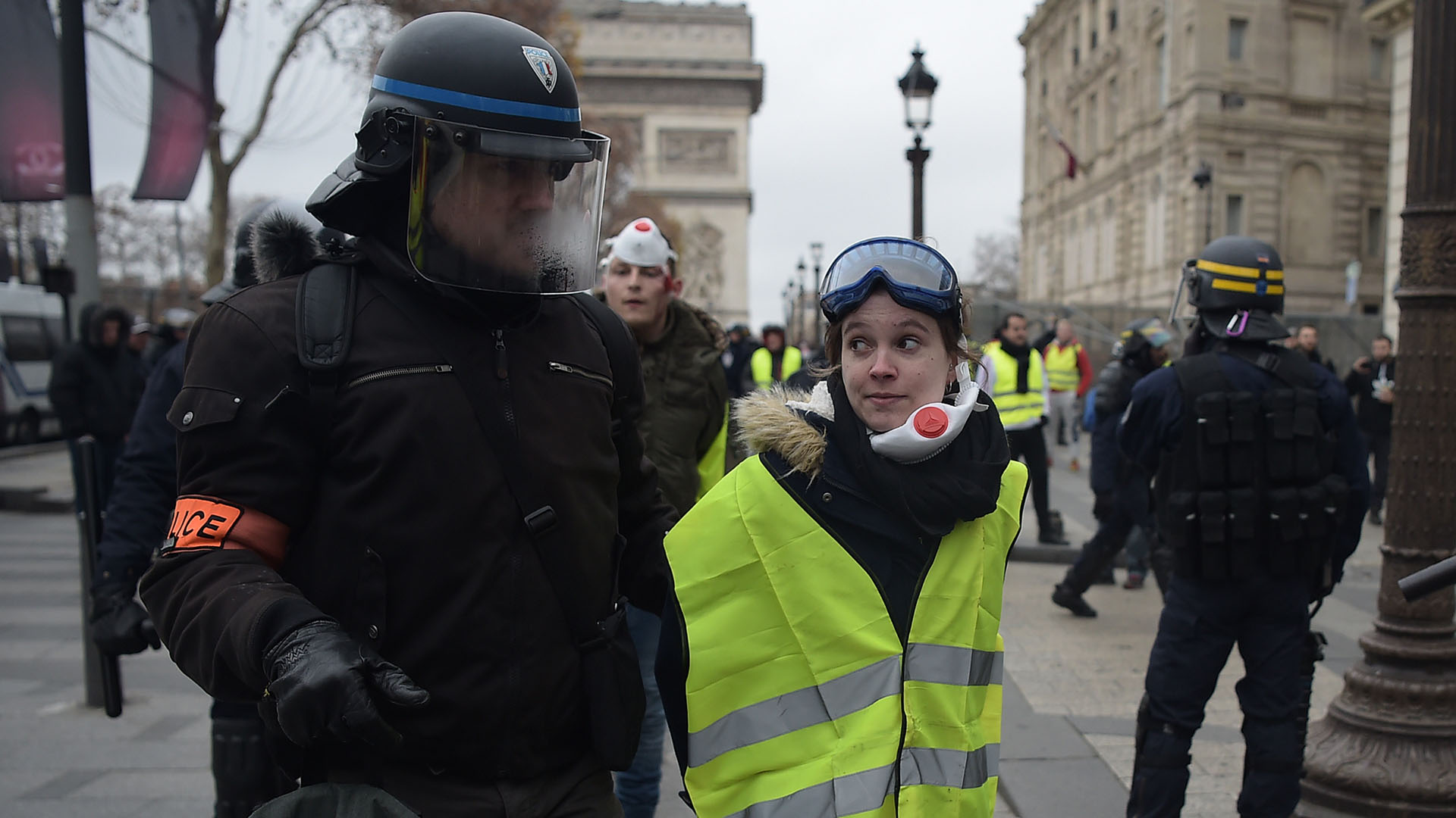 Un policía se lleva detenida a una manifestante (Lucas BARIOULET / AFP)