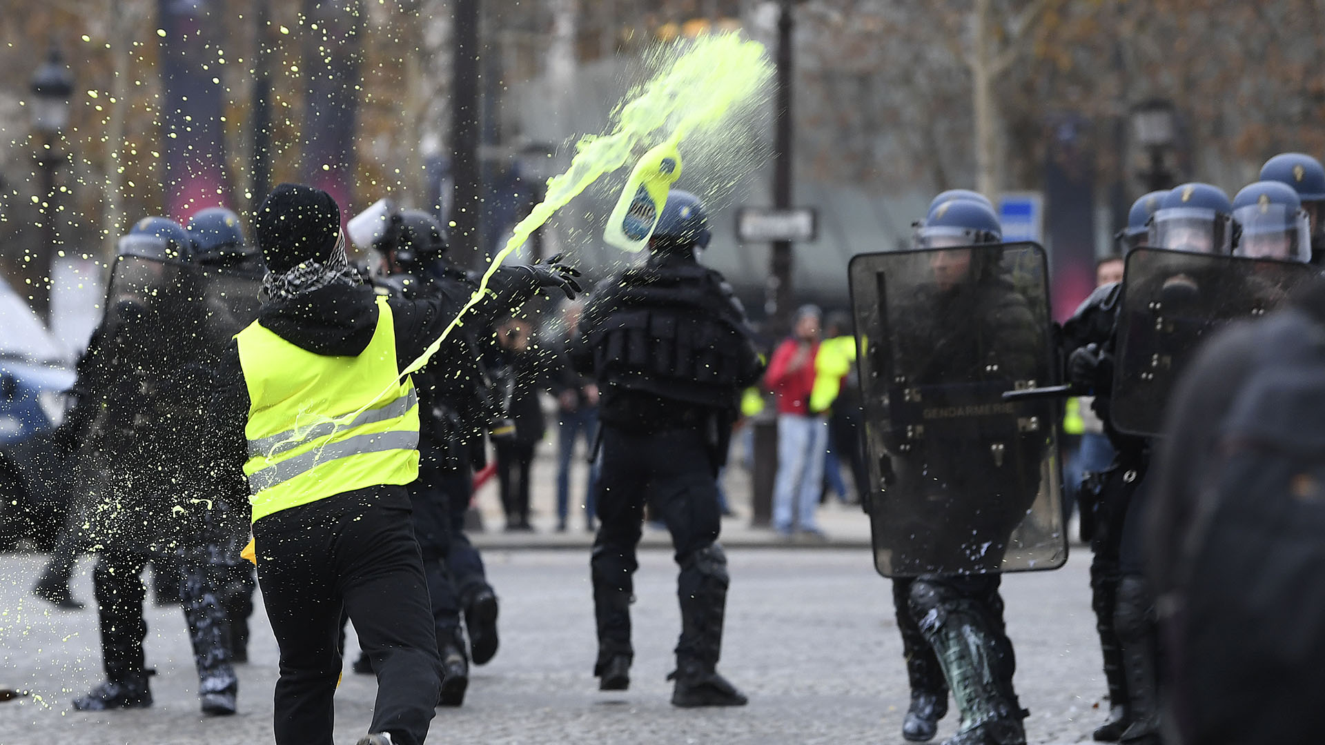 Los “chalecos amarillos” respondieron a la represión (Alain JOCARD / AFP)