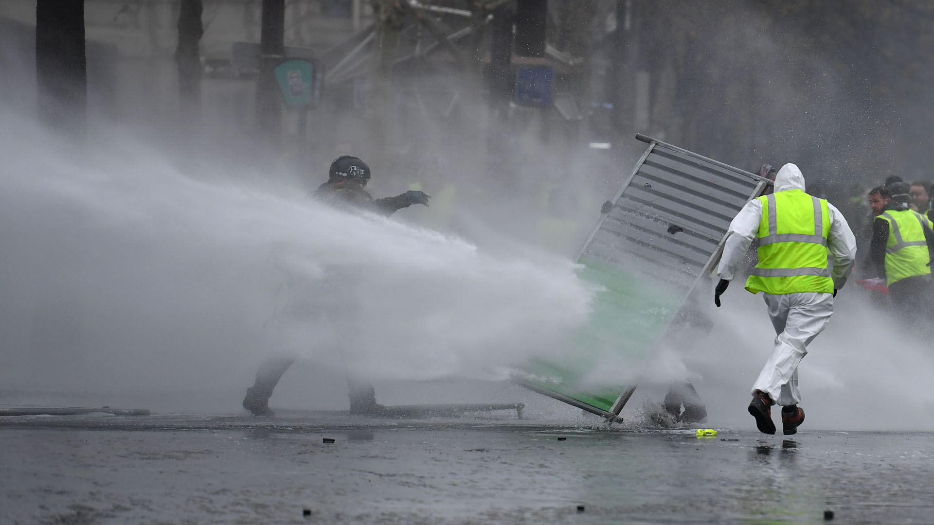 Las fuerzas de seguridad y los comerciantes han tomado sus precauciones, tras los destrozos causados el 24 de noviembre (Alain JOCARD / AFP)