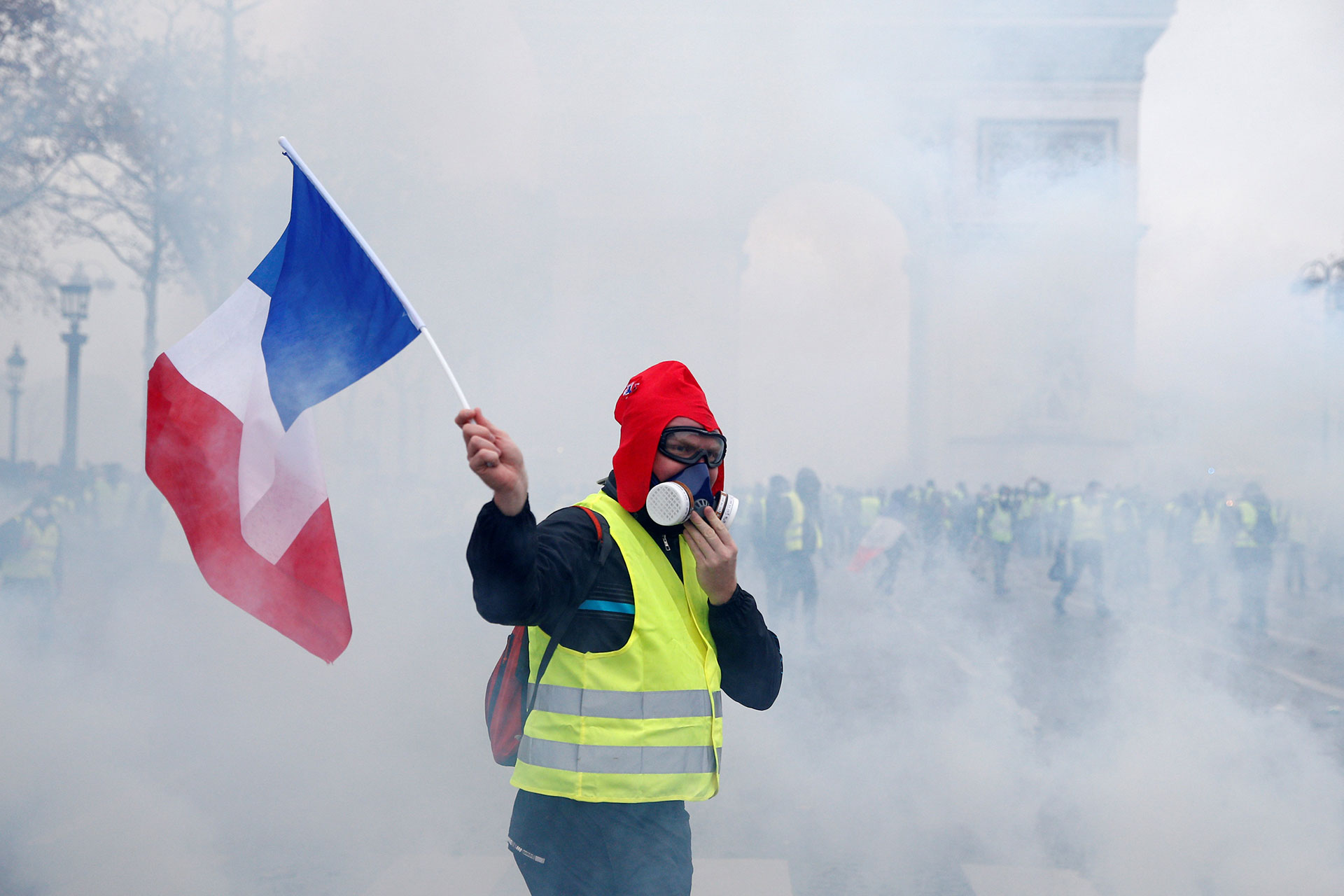 Las miles de personas movilizadas volvieron a tomar la ciudad más tarde, montando barricadas y prendiendo fogatas en distintos puntos (Reuters)