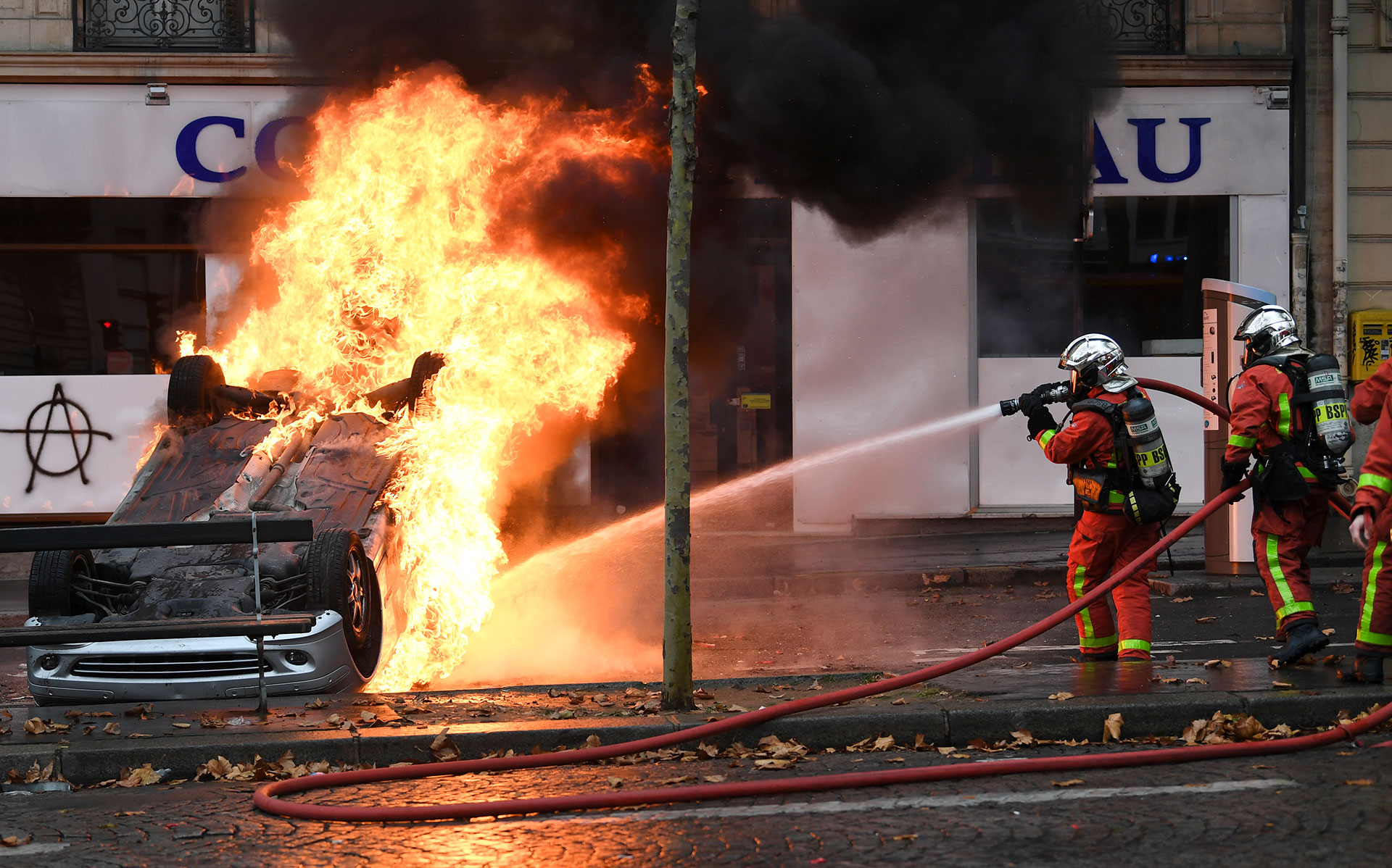 Las fuerzas de seguridad francesas habían dispersado a los manifestantes con gases lacrimógenos al inicio de la jornada (AFP)