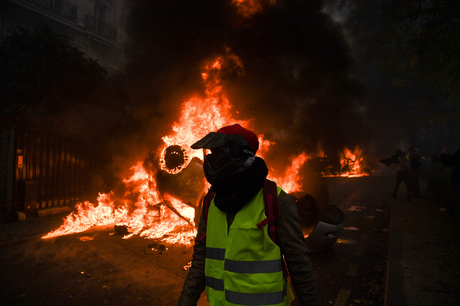 “Individuos equipados y determinados, desde muy temprano (…) actuaron de forma muy violenta. Las fuerzas de seguridad señalaron haber sufrido ataques de una violencia rara vez alcanzada”, dijo el primer ministro desde la prefectura de policía de París (AFP)