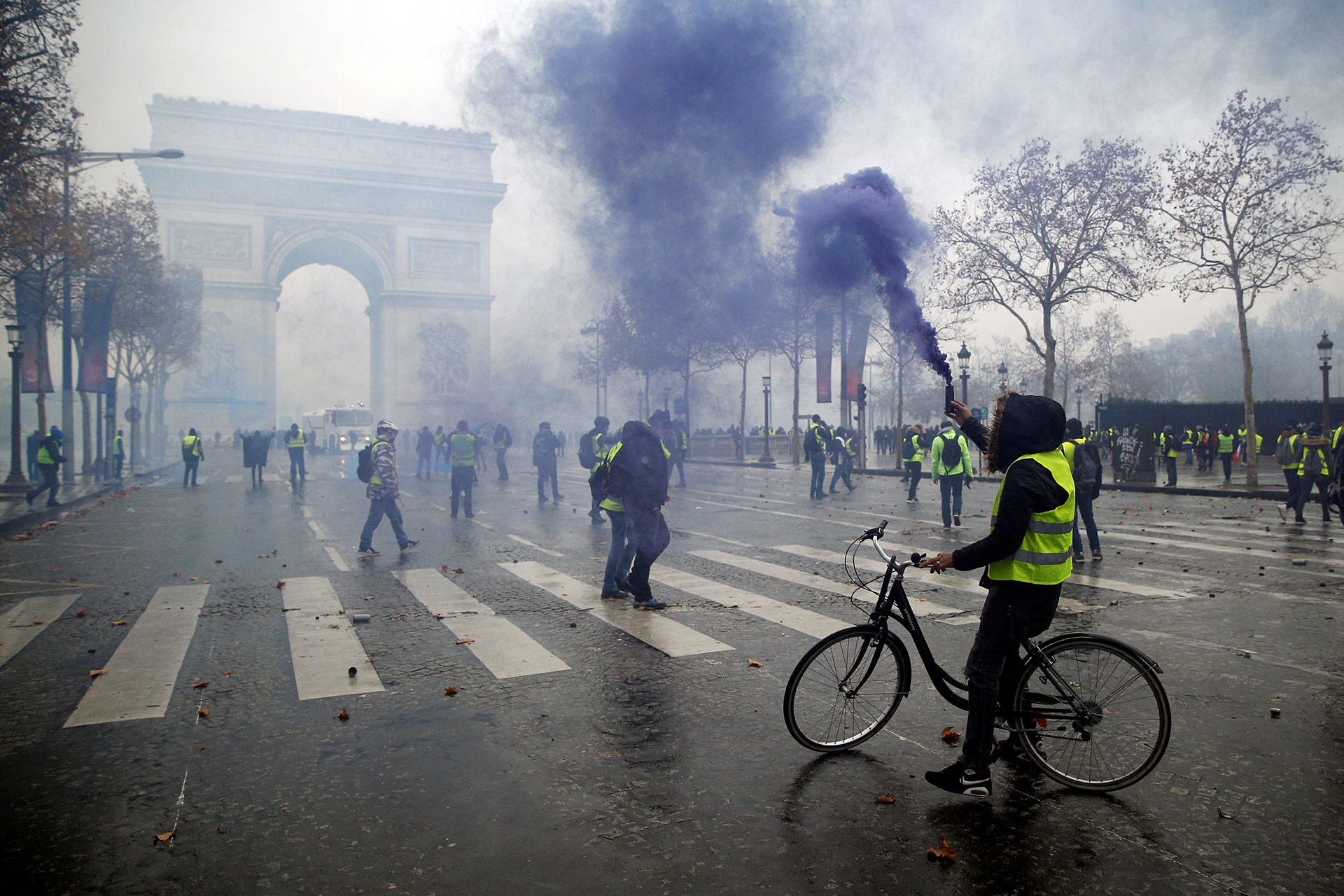 La protesta de los “chalecos amarillos” deja enormes daños en el centro de París y centenares de heridos y detenidos el 1 de diciembre