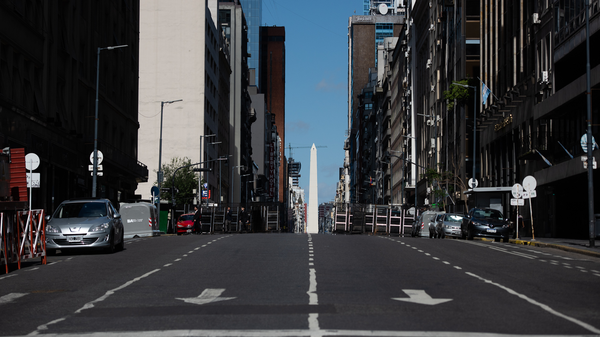 El Obelisco, de fondo, en medio de calles sin gente