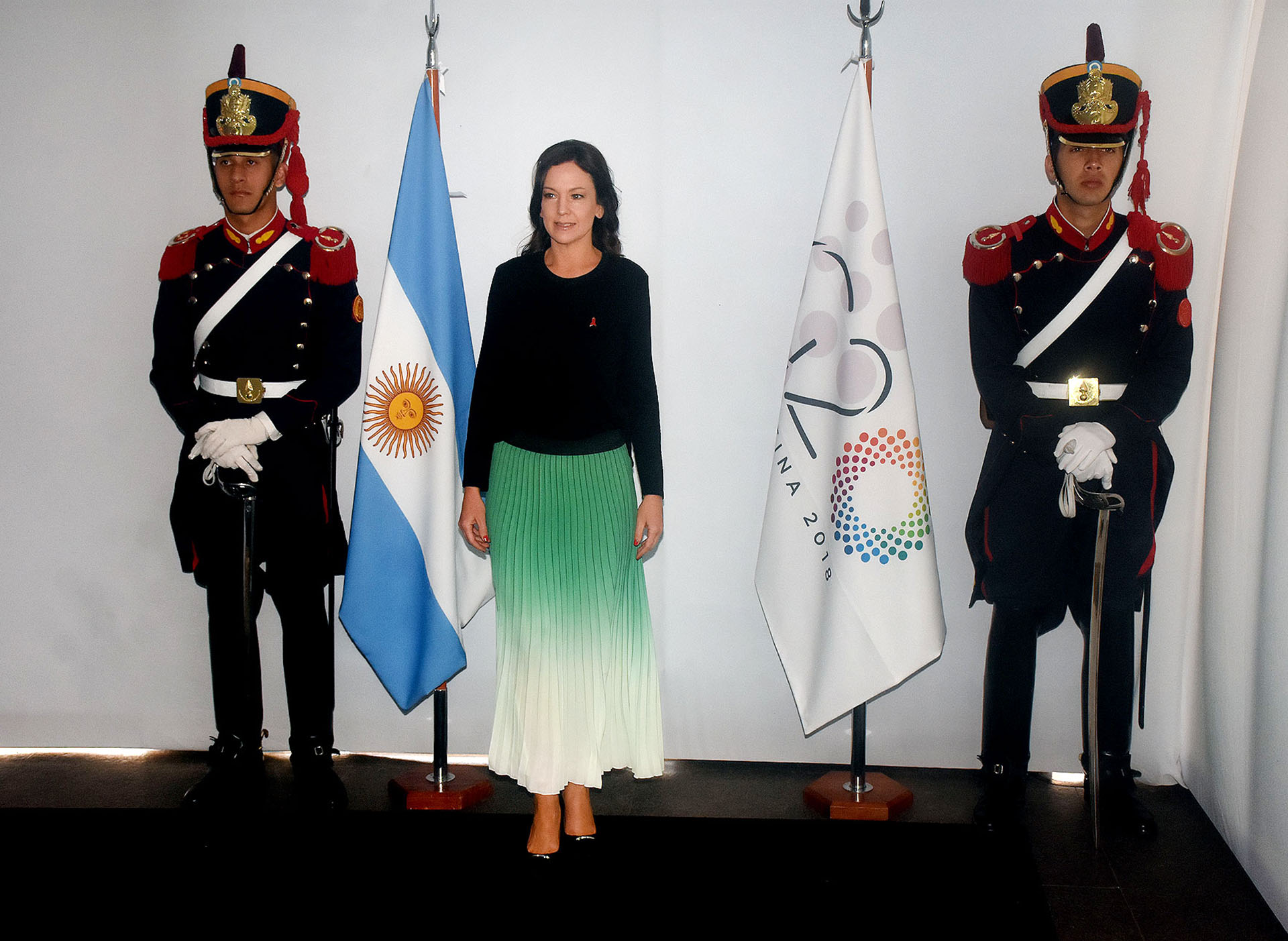 La ministra de Desarrollo Social Carolina Stanley participó del encuentro de mujeres en el Malba y eligió un conjunto de dos piezas. Una falda plisada en degradé de verde pastel combinado con una blusa de mangas largas negra. Completó el look con stilettos acharolados