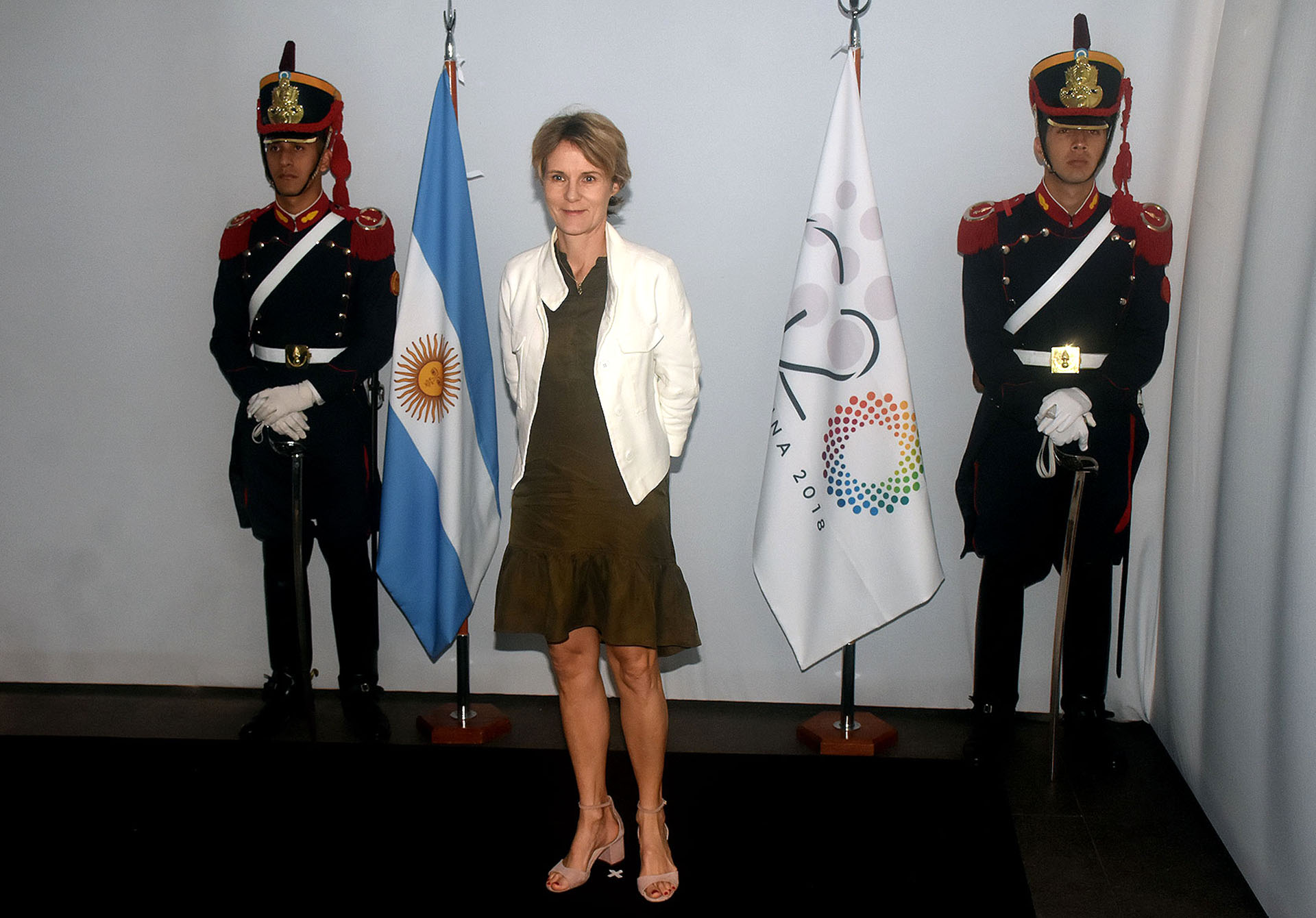 Diana Carney, del Consejo de Estabilidad Financiera, se reunió con las mujeres en el Malba y lució un vestido de lino en verde oliva con volados en la falda y lo acompañó con una chaqueta blanca. Completó el look con sandalias de pulsera y taco cuadrado
