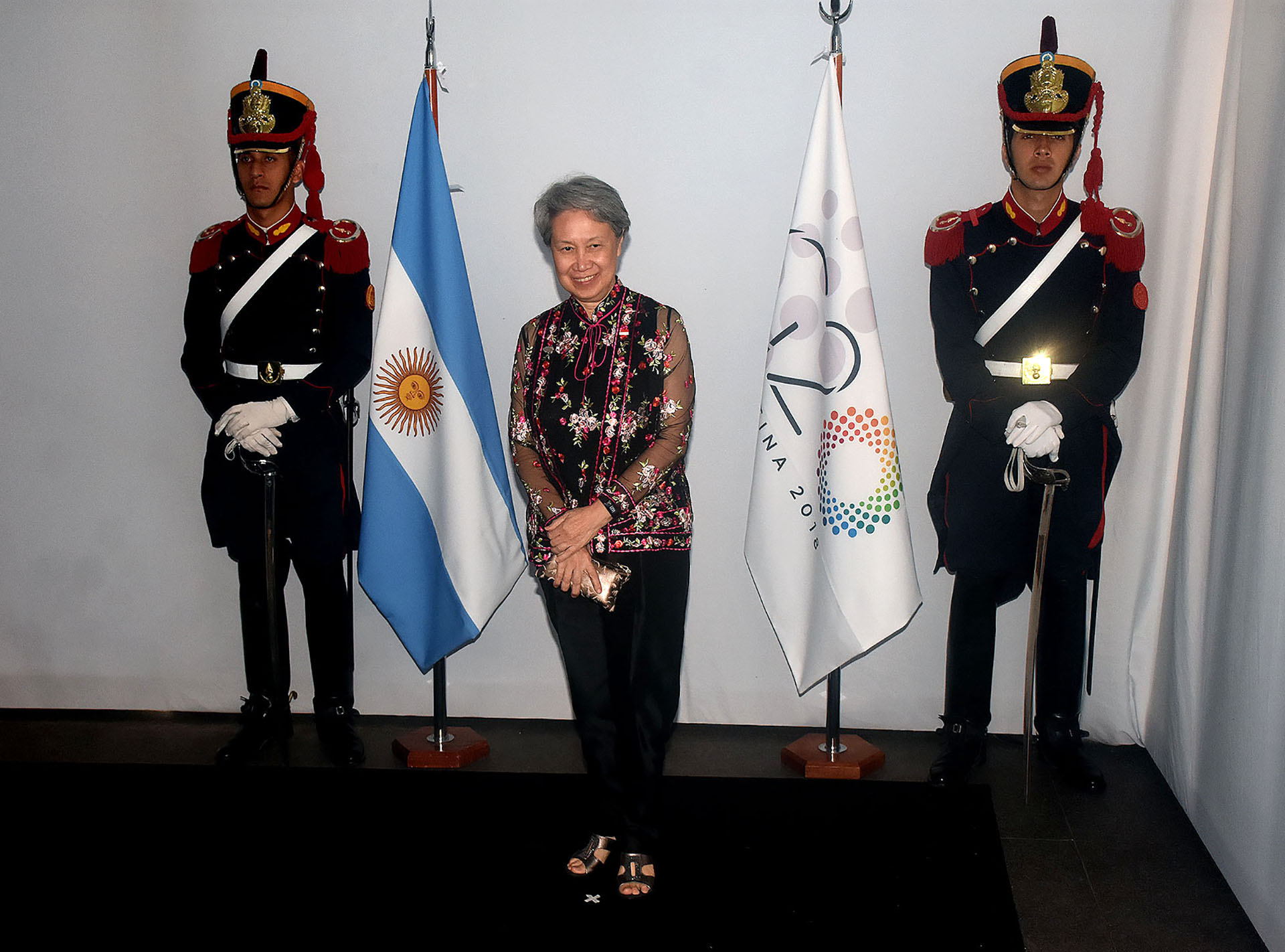 Ho Chin, esposa del primer ministro de Singapur, dejó de lado el clásico outfit oriental y optó por una blusa con transparencias y bordado de flores. Acompañó con un pantalón recto negro y sandalias a tono