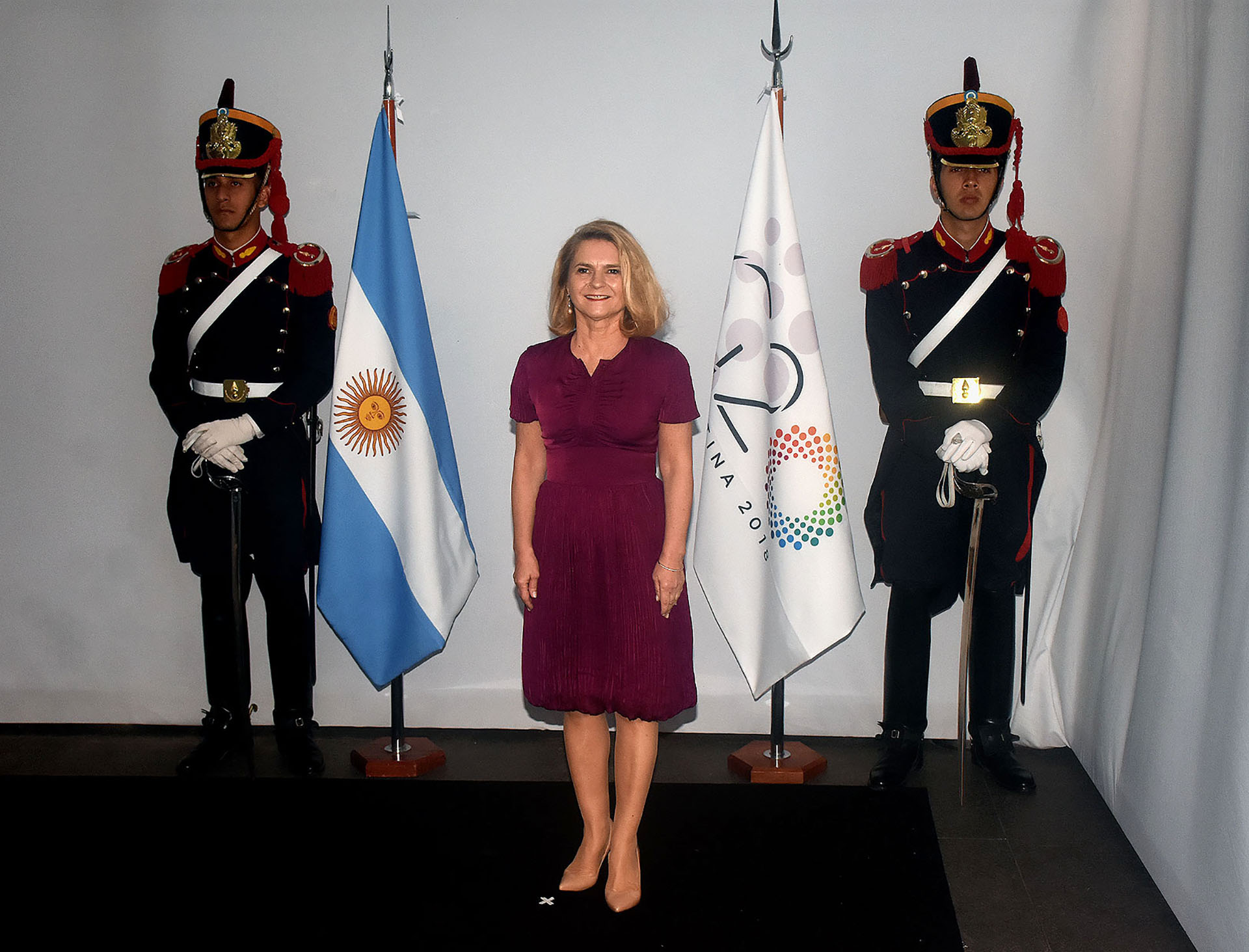 Małgorzata Tusk del Consejo Europeo es fiel a su estilo de colores plenos. Para el encuentro en el Malba eligió un vestido de organza plisado con corte en la cintura en color magenta y lo completó con stilettos en punta negros
