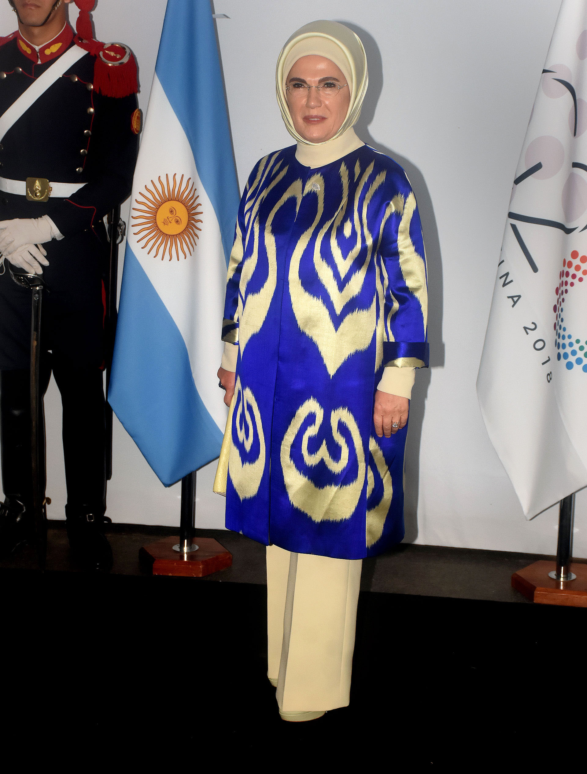 Emine Erdoğan volvió a apostar a un look bicolor. Con pantalón recto off white y el hijab a tono, sorprendió con la túnica que combinó con estampado abstracto en azul y off white también.