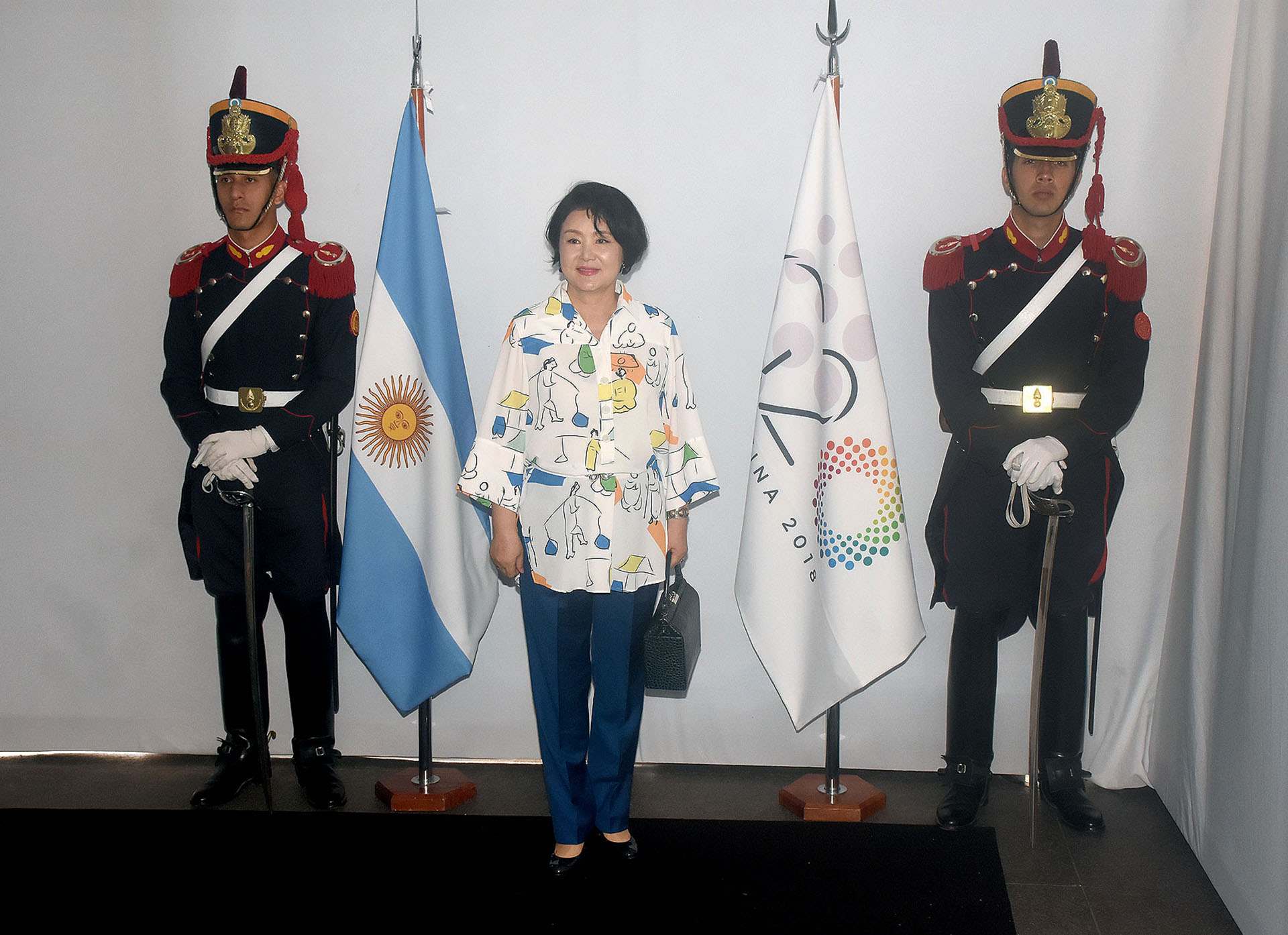 Jung- sook Kim, la primera dama de Corea del Sur, lució para el Malba un look relajado. De camisa oversized blanca con dibujos en el estampado y pantalón recto en azul noche. Completó su equipo con loafers y minibag a tono