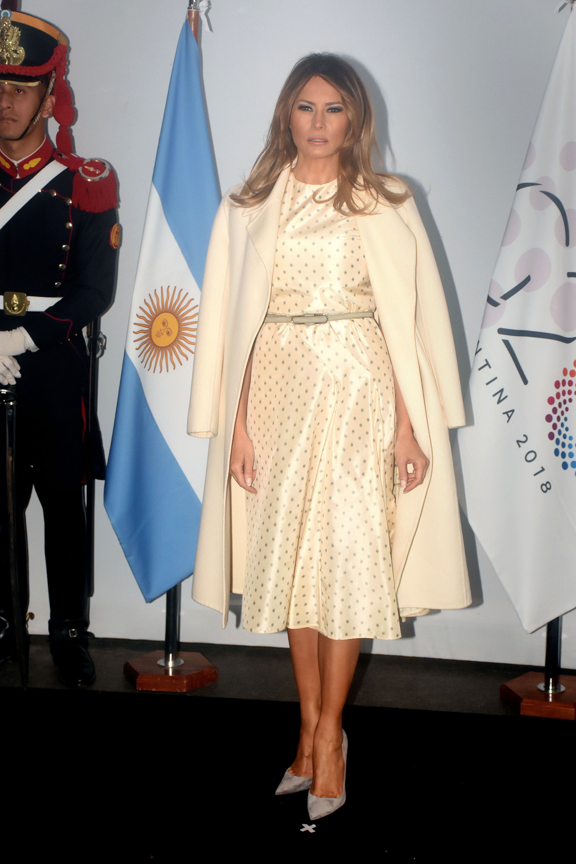 Para el beauty look, la primera dama de Estados Unidos optó por un cabello suelto y make up con sombra negra y al igual que Awada, labios rosados