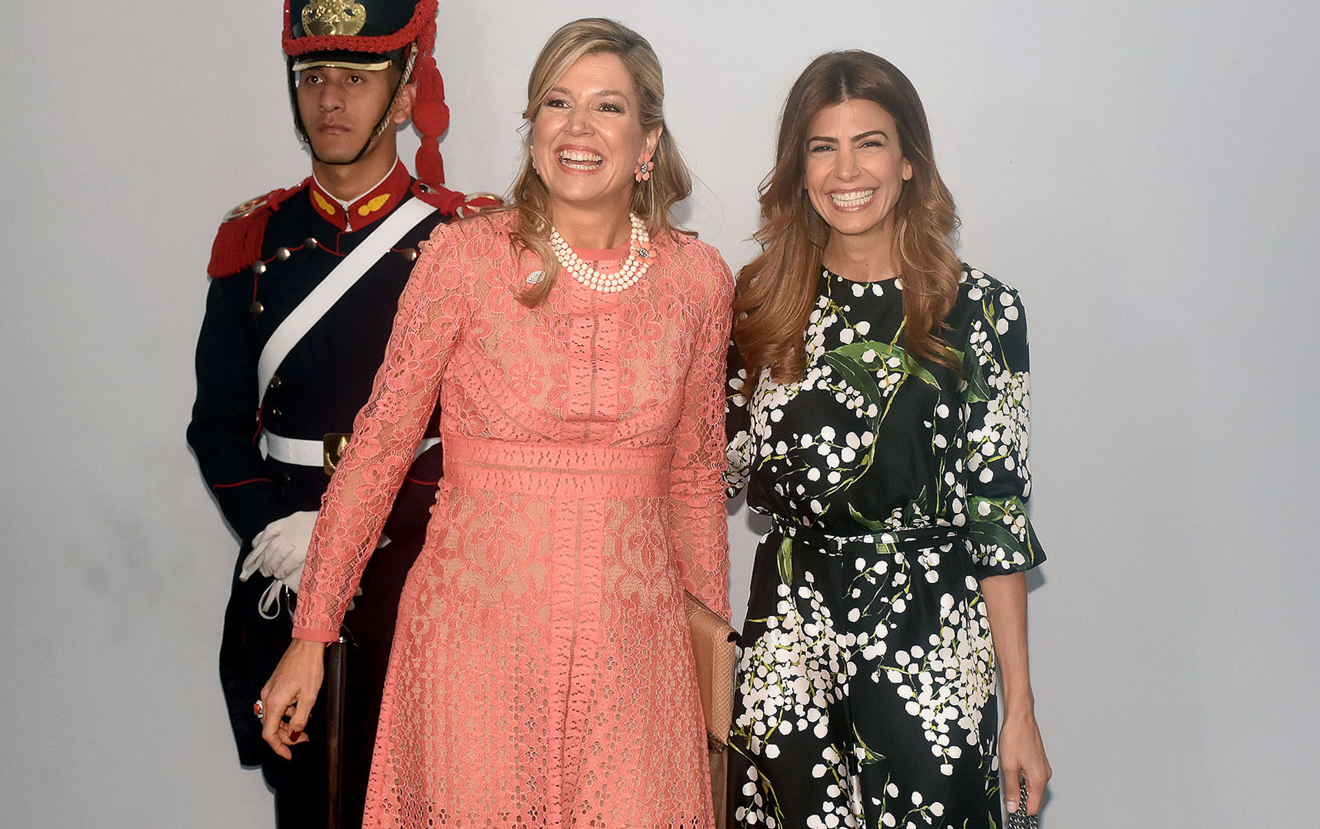 El beauty look de la reina de Holanda fue un peinado semi recogido y make up al natural. Junto a Awada se mostraron sonrientes ante los fotógrafos