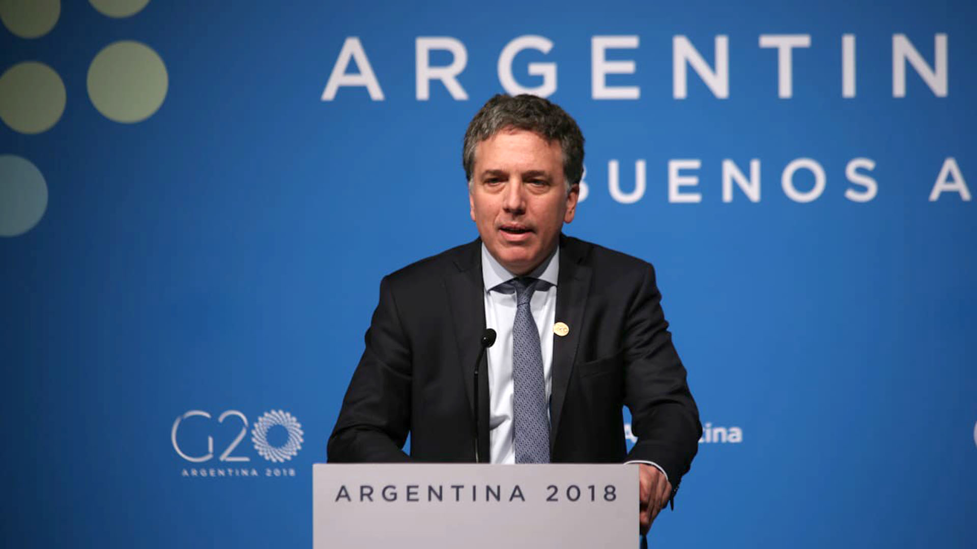 El ministro de Hacienda habló otra vez de que los inversores prefiere al gobierno