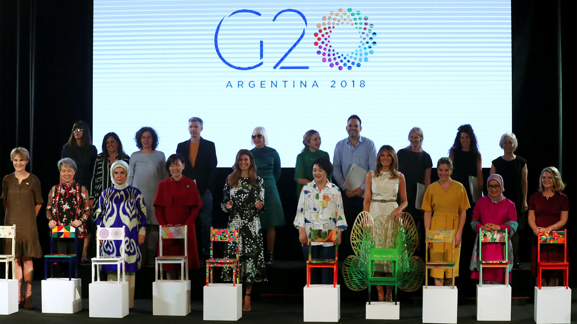 Las primeras damas del mundo junto a los artistas que intervinieron las sillas