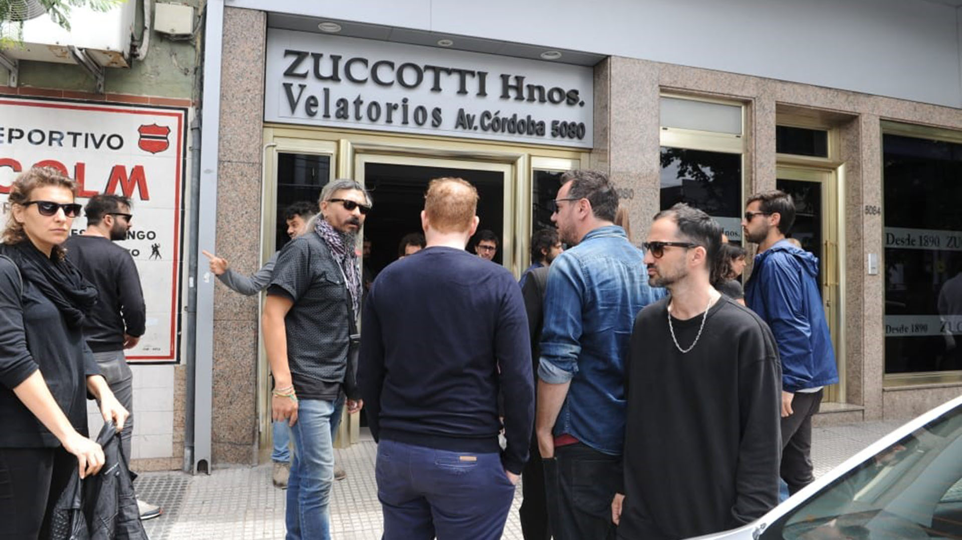 El velatorio se realizó entre la noche del viernes y la mañana de este sábado en una cochería de Palermo; a la derecha, de negro, el músico Mariano Otero; el ex marido de Florencia Peña es muy amigo de la familia Elizalde