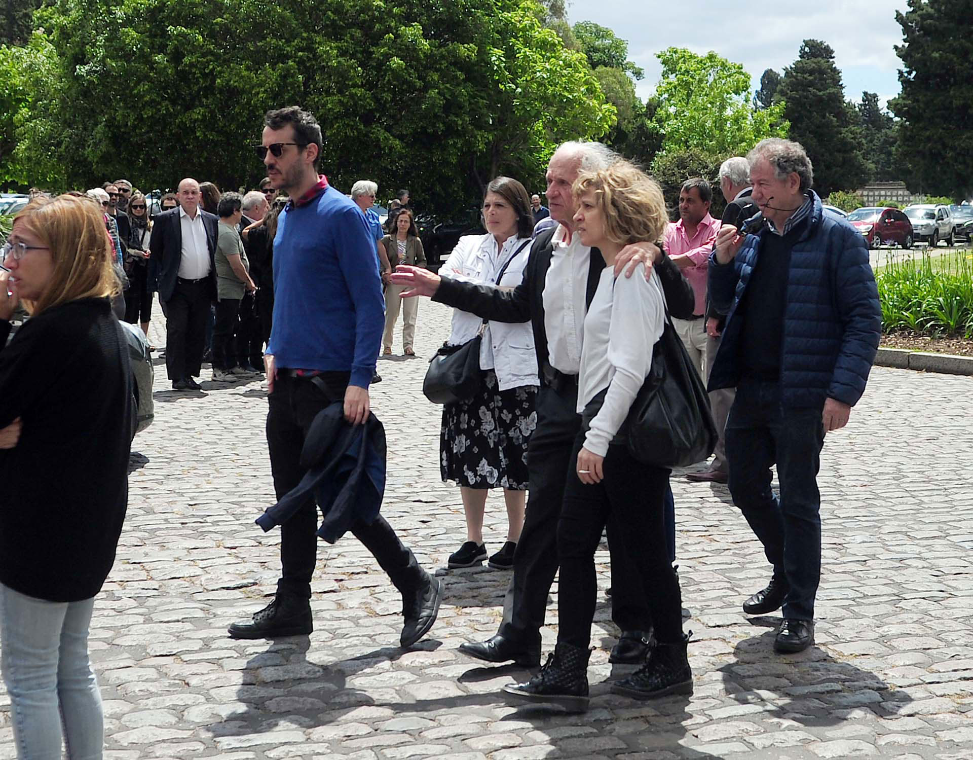 El marido de Betty Elizalde, el médico psiquiatra Jorge Carpossi, y sus dos hijos, Patricio y Carla, llegan al Cementerio de la Chacarita para despedir los restos de la querida locutora (Fotos: Maximiliano Luna, Enrique García Medina y Christian Bochichio / Teleshow)