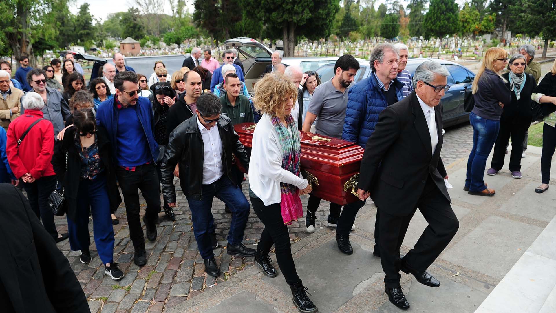 Sus familiares y amigos portan el cajón rumbo a la capilla donde se realizó la misa de responso