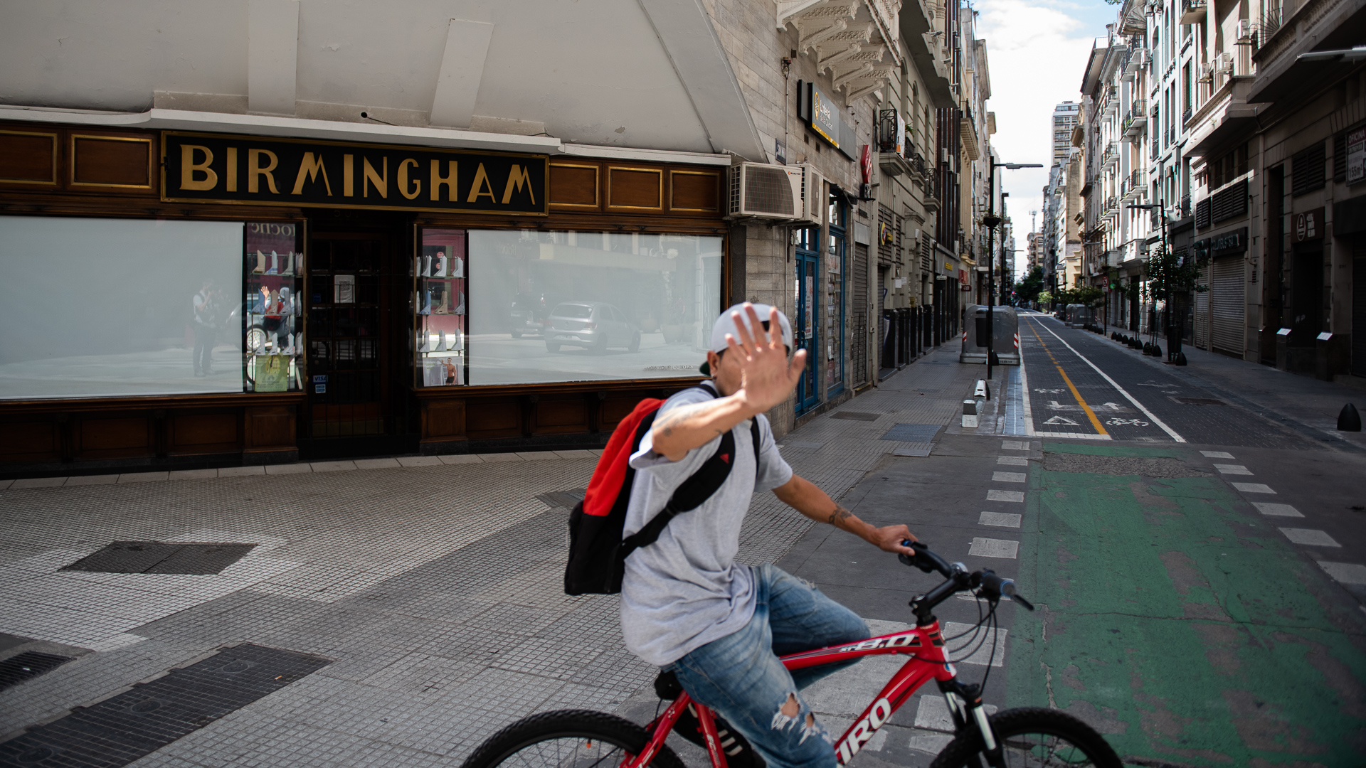 Un ciclista solitario circula por las calles vacías