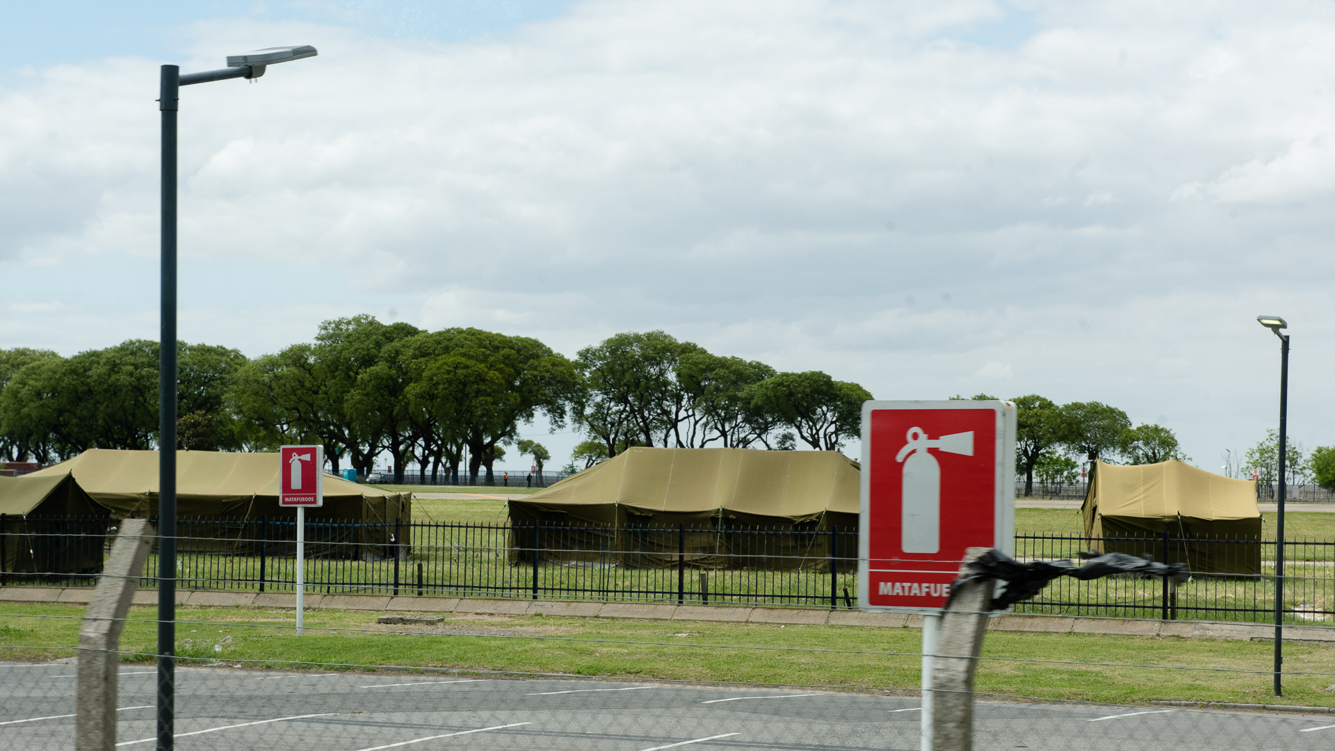 Matafuegos de prevención y las carpas donde se alojan las fuerzas de seguridad