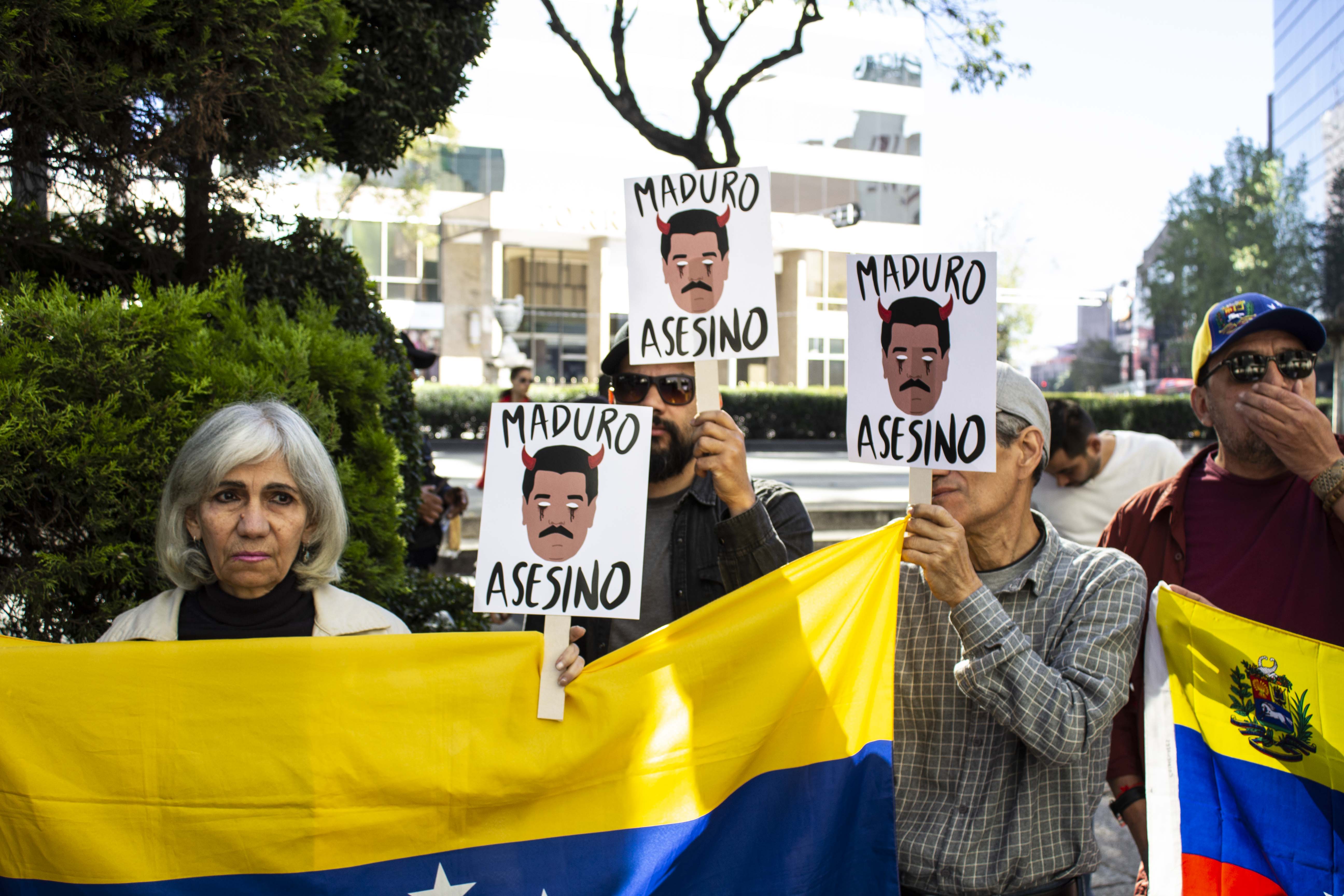 Manifestantes en Paseo de la Reforma se manifestaron contra Nicolás Maduro. (Foto: Gibrán Casas, Infobae)