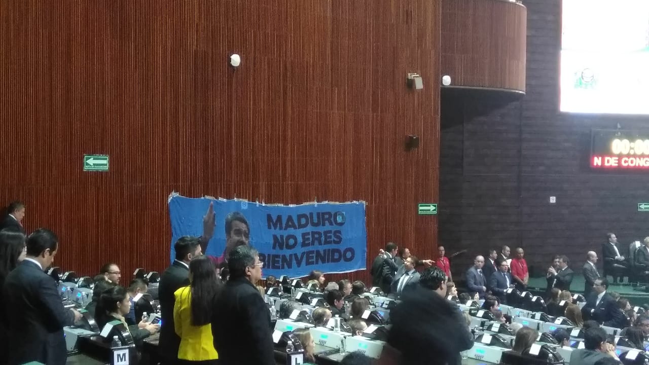 Un grupo de legisladores del PAN se manifestó contra Maduro con una pancarta. (Foto: Patricia Juárez, Infobae)