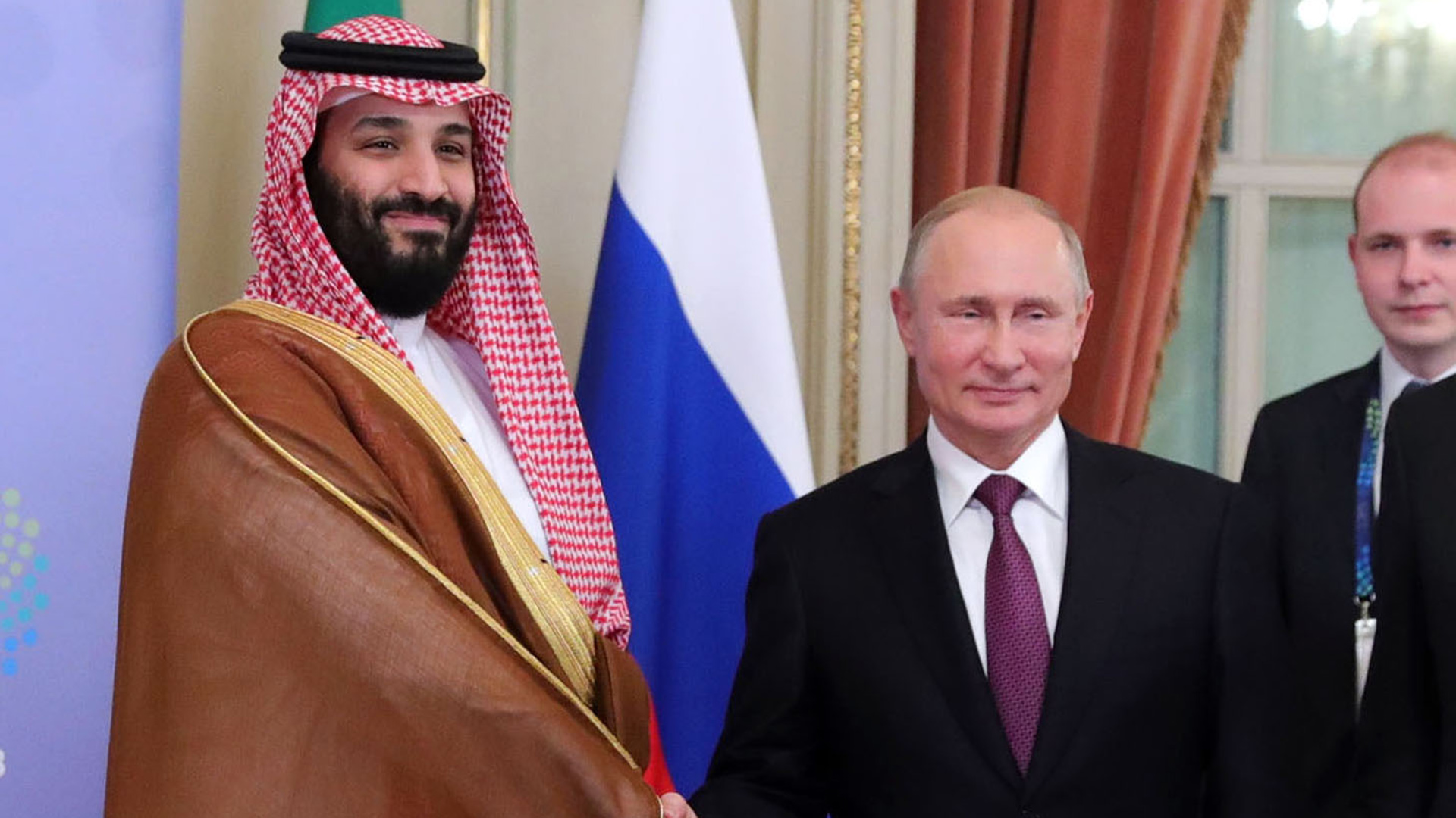 el príncipe saudito y el líder ruso, cruzaron saludos y miradas cómplices en el G20 (AFP)