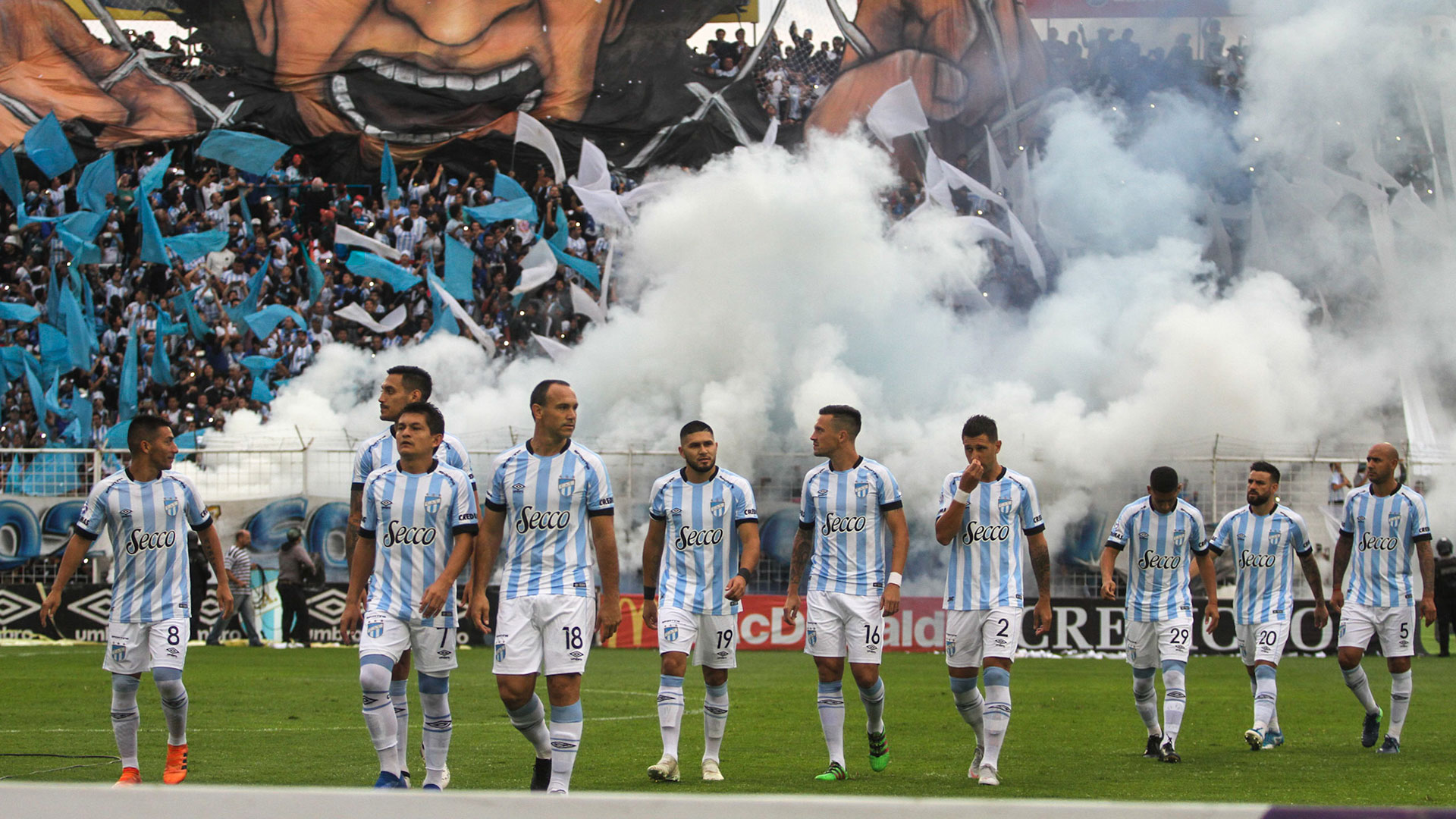 El estadio José Fierro se tiñó de celeste y blanco en la salida de los equipos (Nicolás Nuñez)