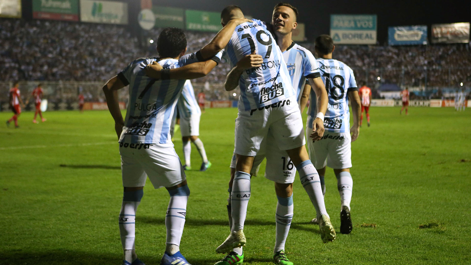Barbona es felicitado por sus compañeros luego de anotar el 2-0 parcial (Nicolás Nuñez)