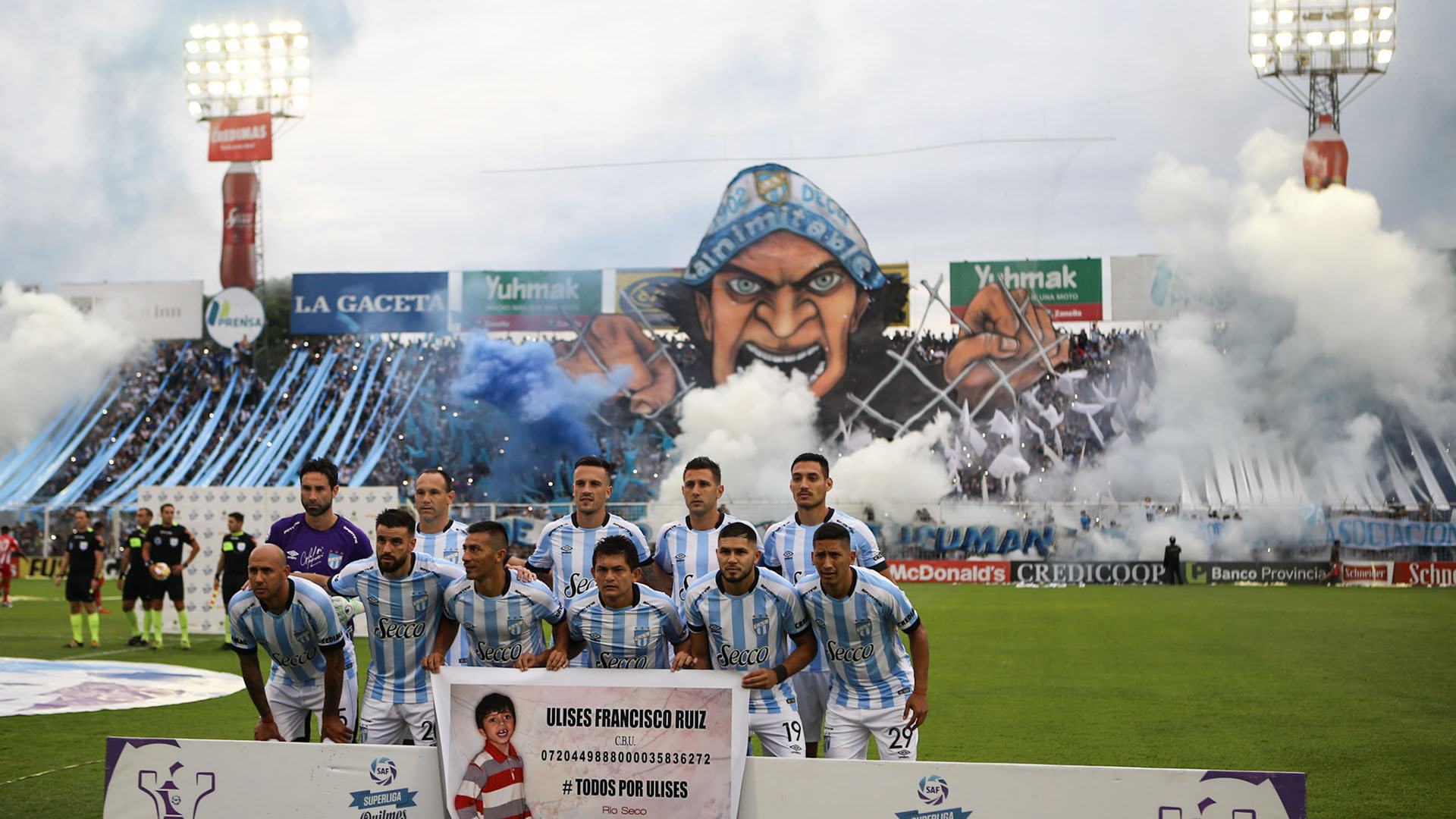 El equipo de Zielinski posa para las cámaras y los hinchas arman una fiesta en las tribunas (Nicolás Nuñez)