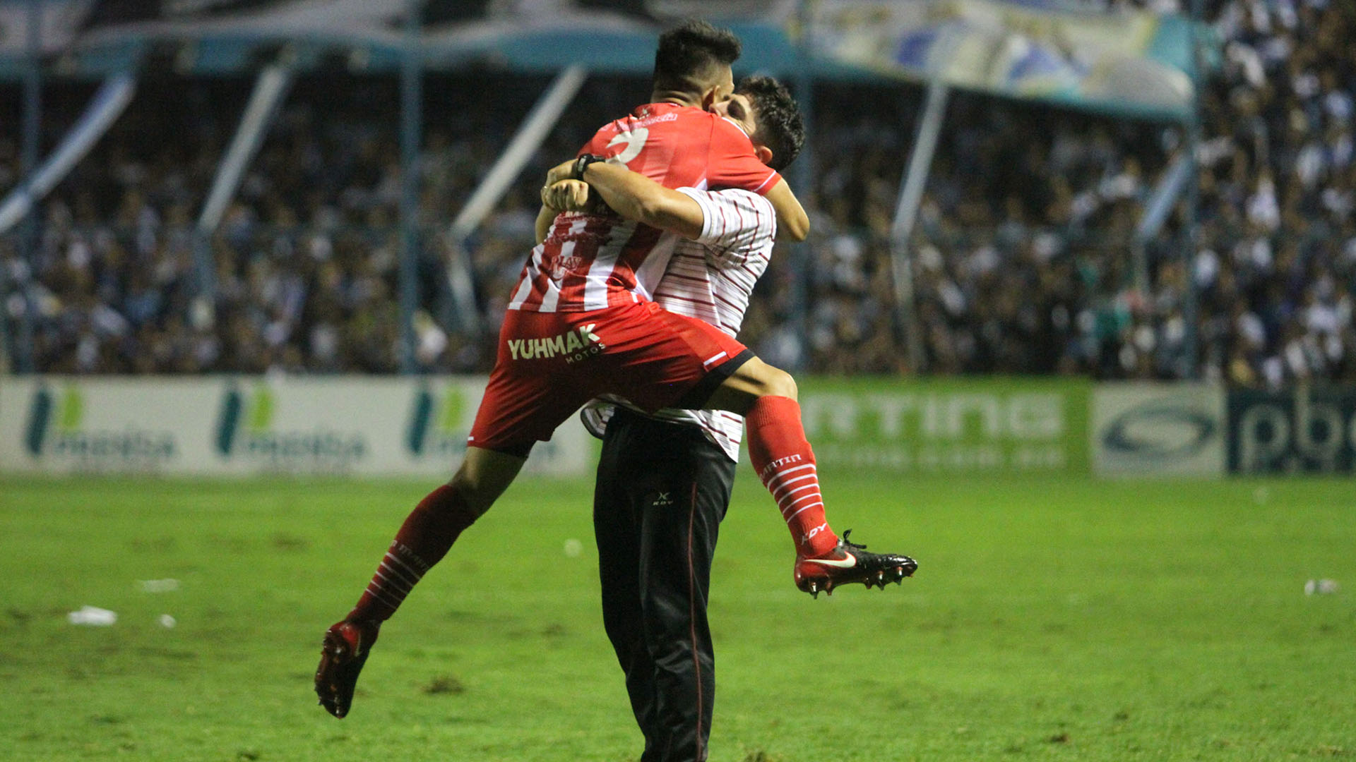 Martínez y Graf se funden en un abrazo interminable (Nicolás Nuñez)