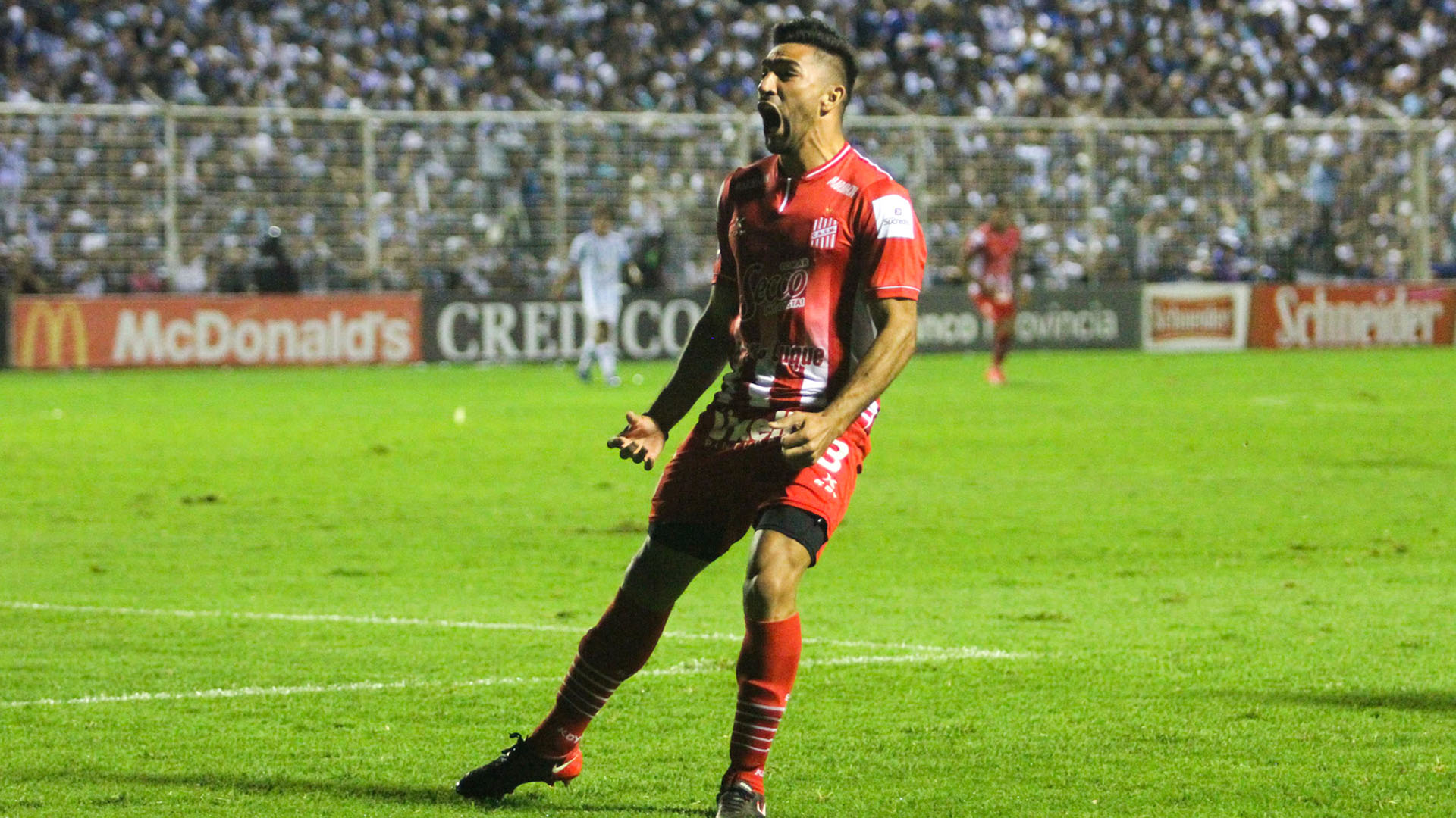 Maxi Martínez festeja un tanto de San Martín de cara a los hinchas de Atlético (Nicolás Nuñez)