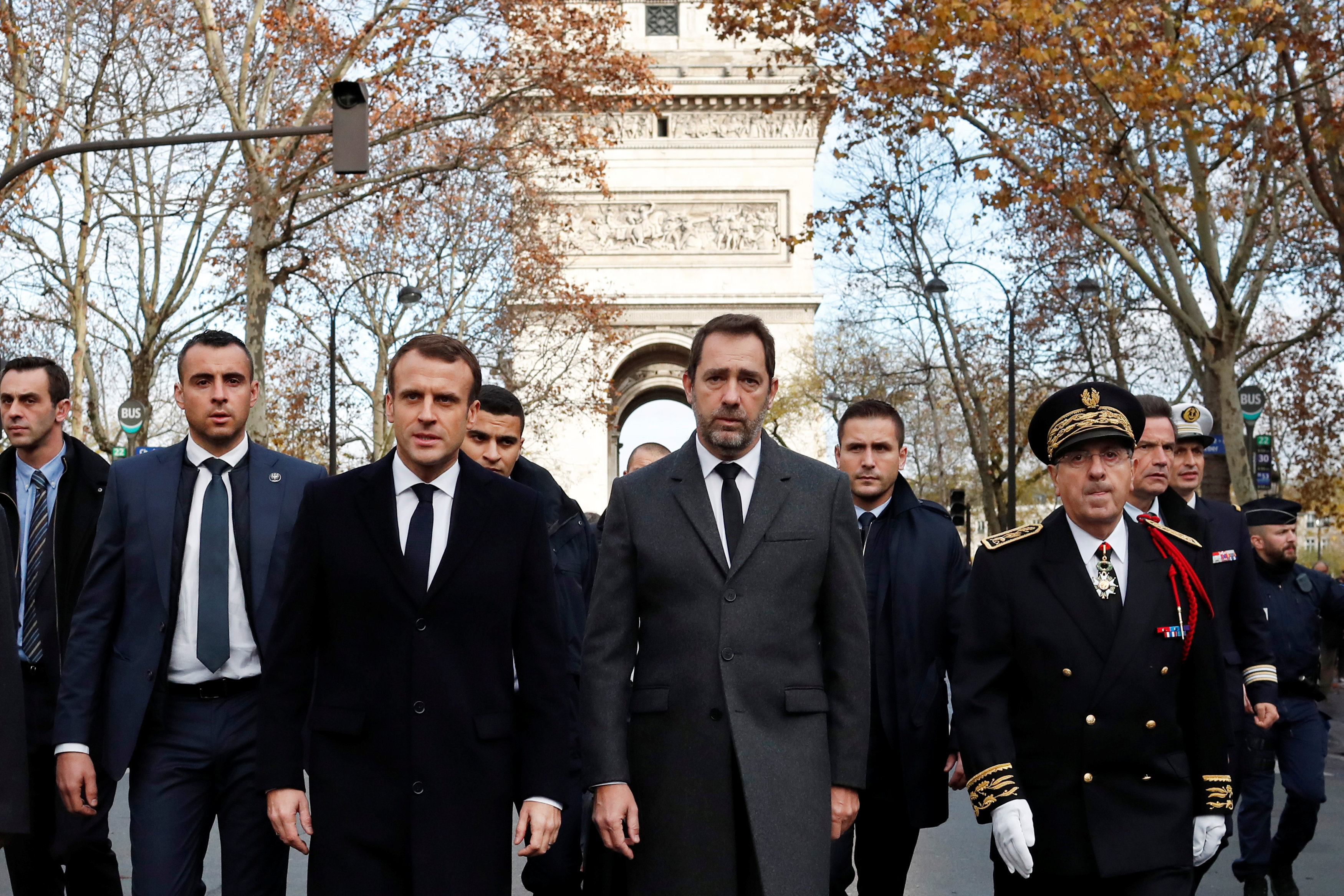 Emmanuel Macron recorre la zona de los disturbios al día siguiente. Su imagen cayó a su punto más bajo desde que asumió el cargo (Reuters)