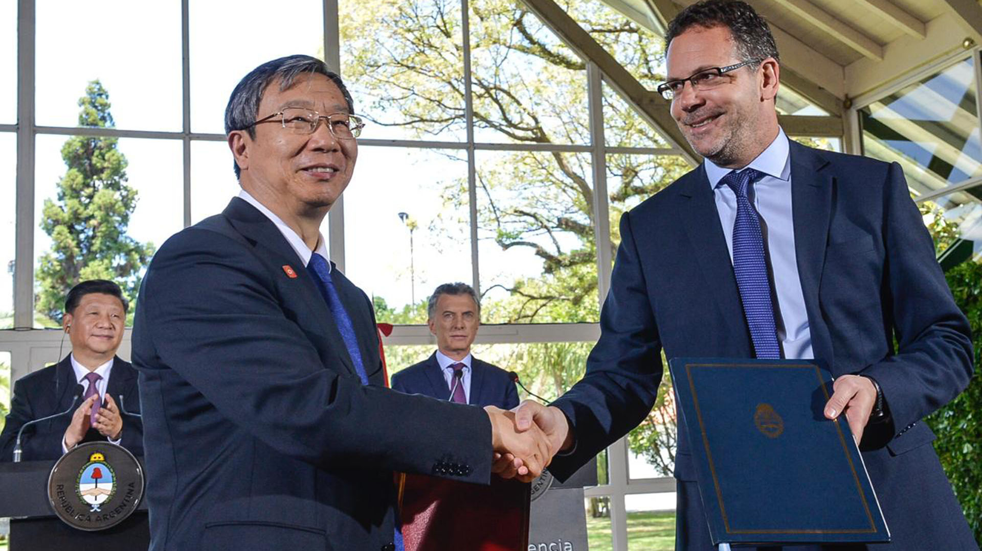 El presidente del BCRA Guido Sandleris y el presidente del Banco Popular de China Gang Yi en la en la firma de la ampliación del swap de monedas
