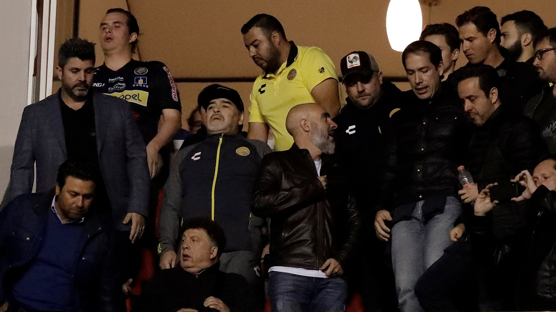 Maradona lo ve desde un palco, dado que está suspendido (Foto: REUTERS/Henry Romero)