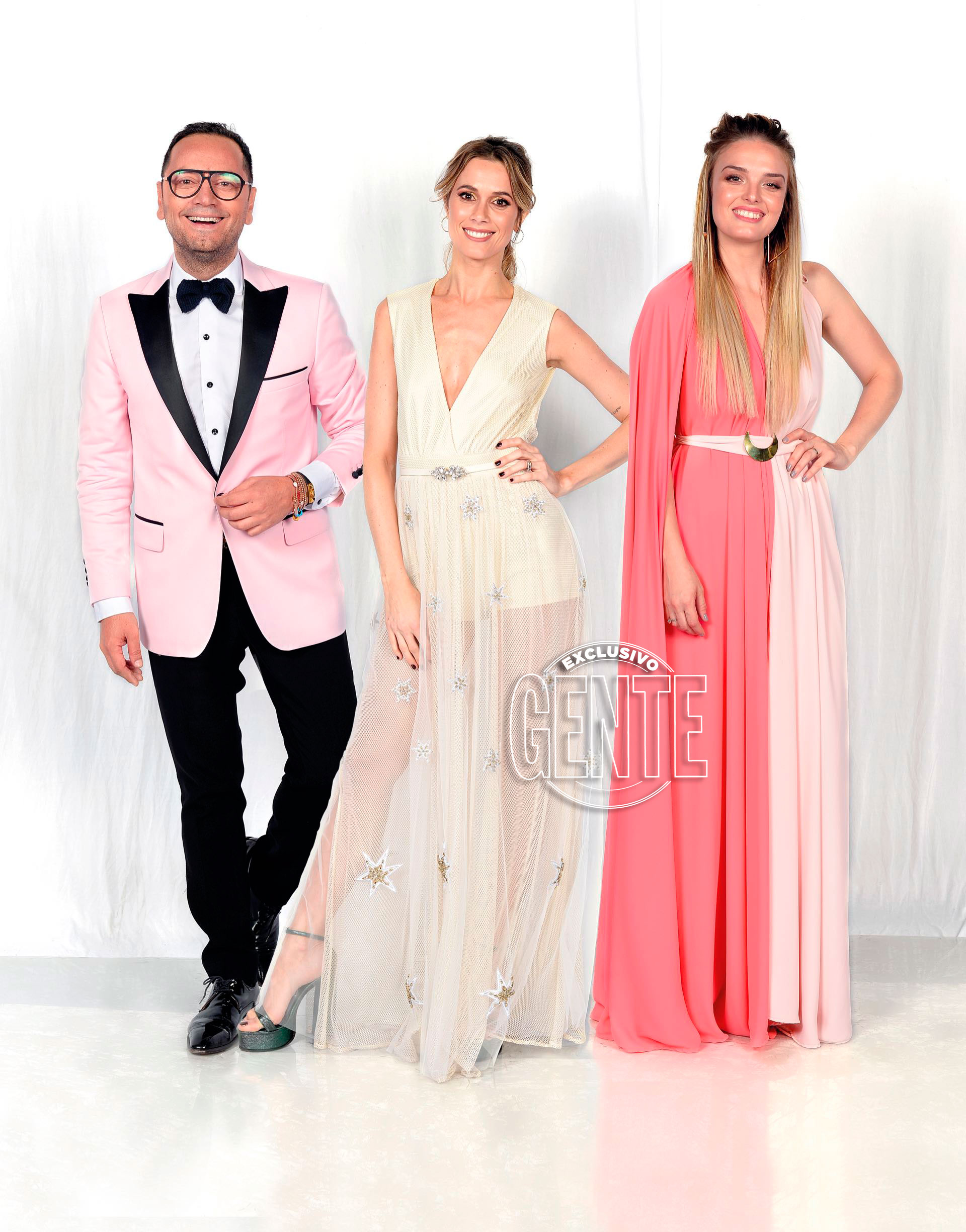 Fabián Medina Flores: Por José Valosen, zapatos Terán y joyas Bartolomé. Chechu Bonelli: Vestido de VL by Antolín, zapatos Sarkany y accesorios Los Vados del Isen. Flor Otero: Vestido túnica de un solo hombro by Romina Brunelli.