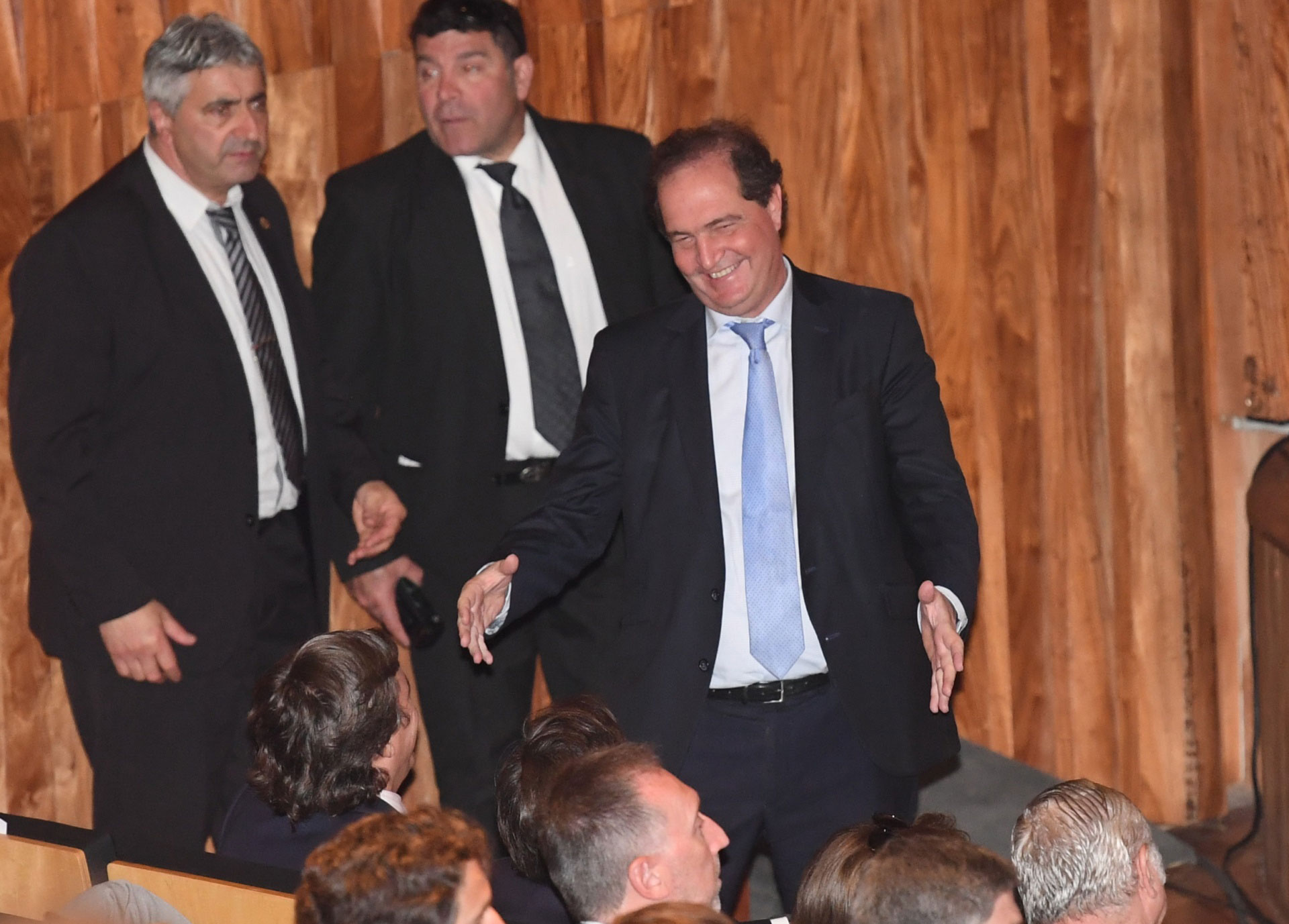 El jefe de asesores de Mauricio Macri, José Torello (corbata celeste)