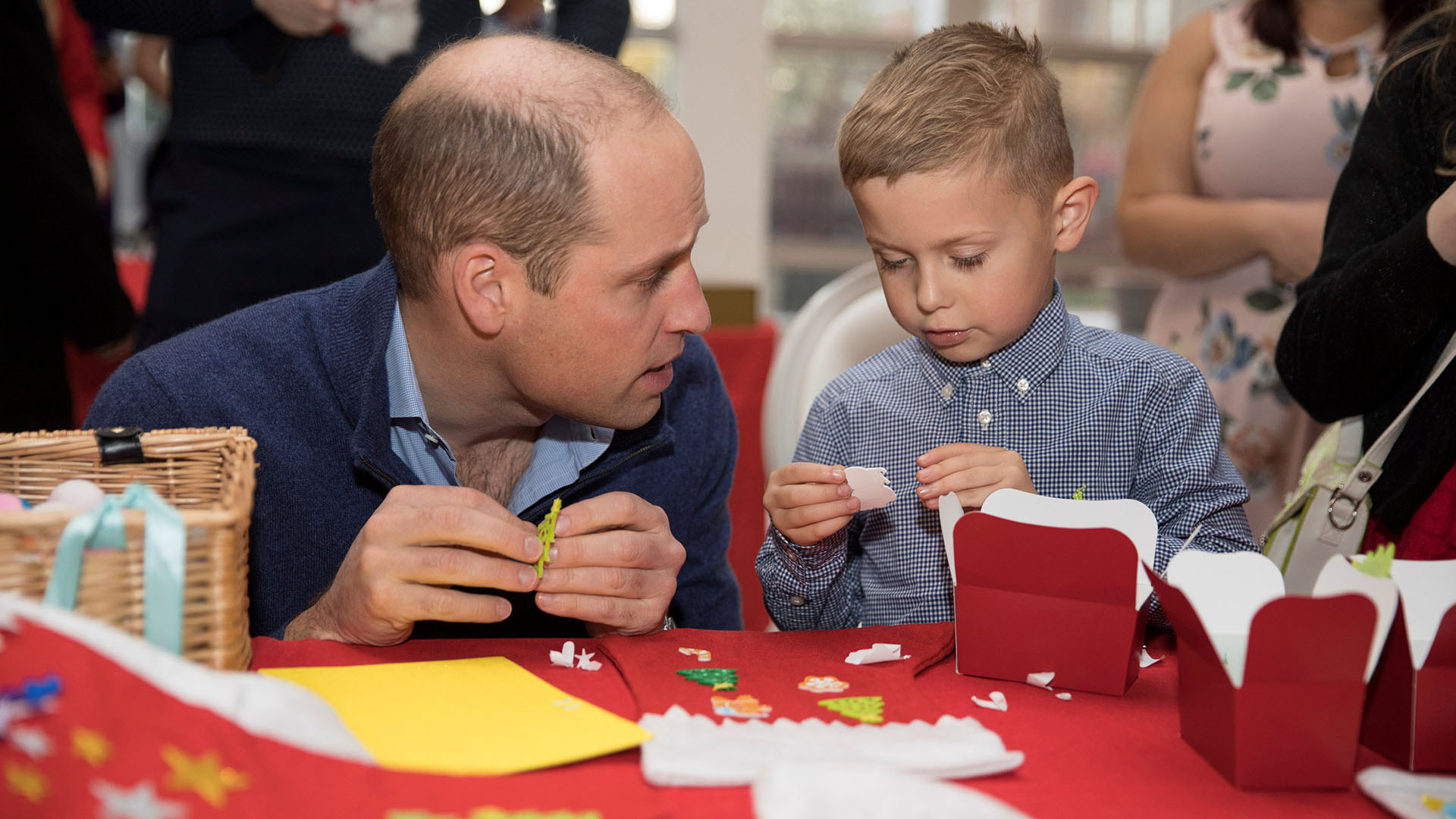 Acompañado por uno de los niños, el príncipe Guillermo se sentó a preparar trufas de chocolate para la mesa navideña