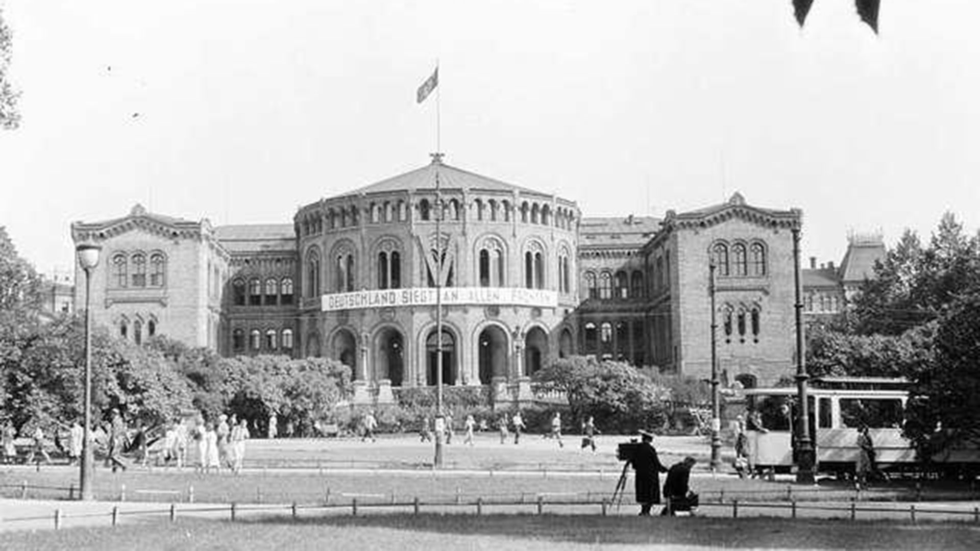 El edificio del parlamento noruego bajo ocupación nazi en mayo de 1941