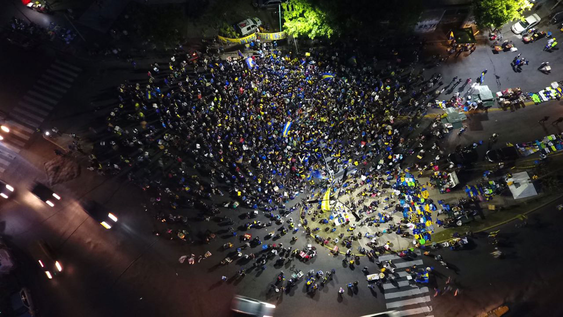 Como si se tratara de una procesión en busca de la gloria, los hinchas de Boca improvisaron un banderazo