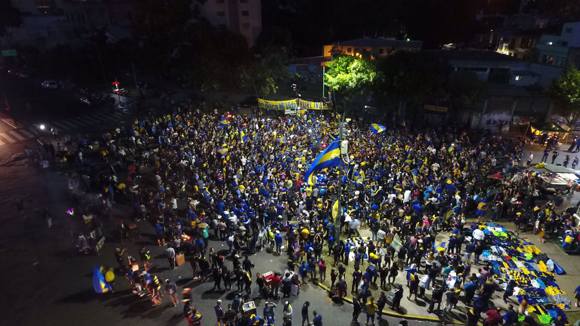 Del mismo modo que ocurrió el día que debían jugar en el Monumental, miles de fanáticos se reunieron en las inmediaciones de la Bombonerita