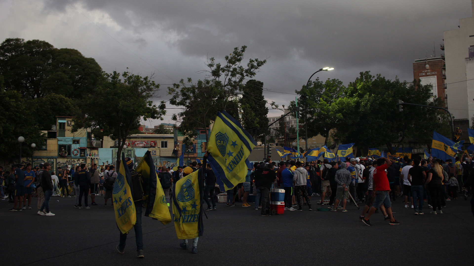 Los simpatizantes también llenaron de color los alrededores del Alberto J. Armando