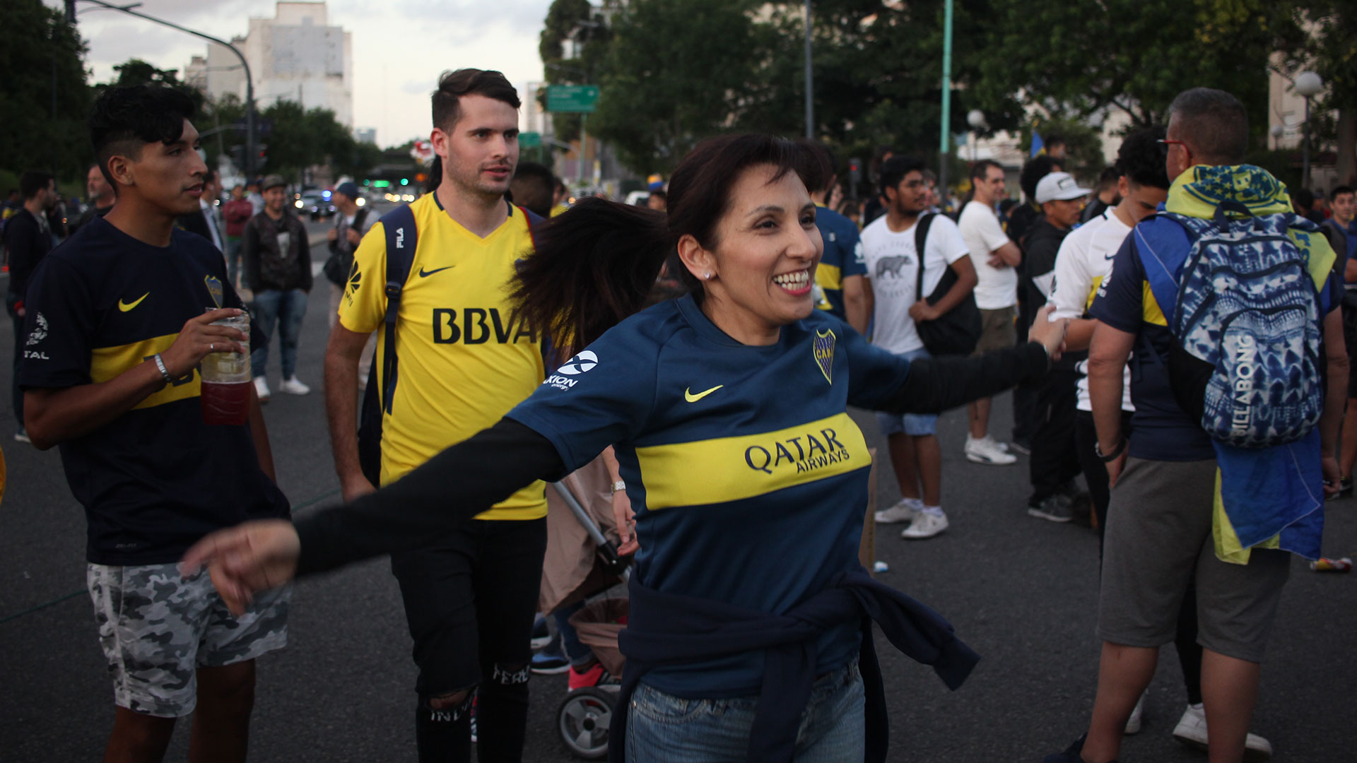 Dentro de su recorrido a Ezeiza pasó por Parque Lezama, donde los hinchas se autoconvocaron para acompañar a la delegación boquense