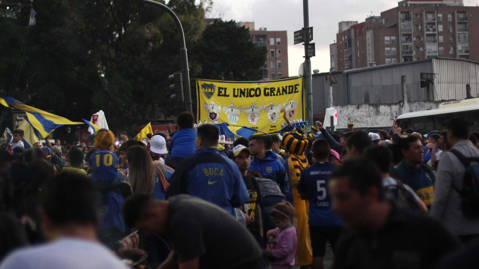 Más temprano, se originó un llamado al 911 con una amenaza de bomba en la Bombonera, donde trabajaron efectivos de la División Explosivos de la Policía de la Ciudad