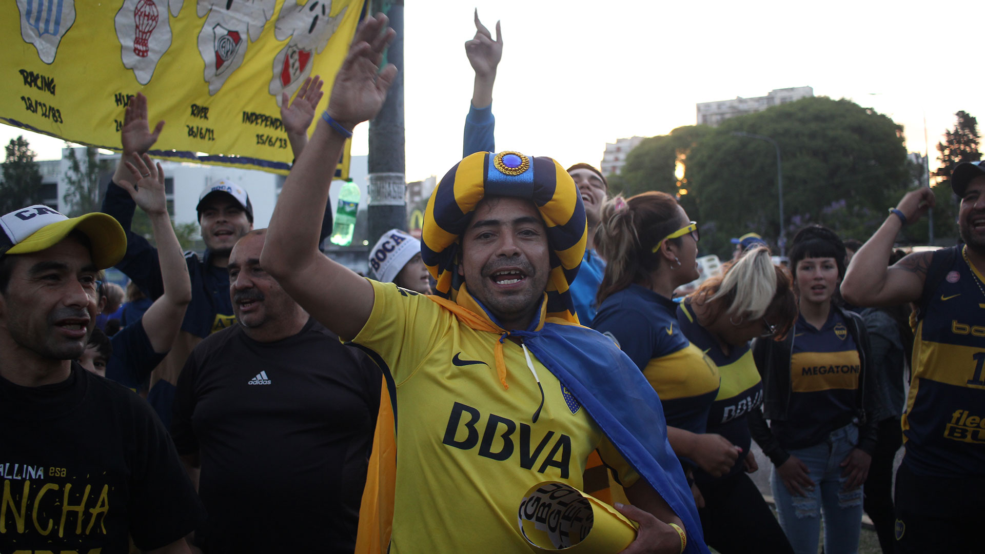 Tras la investigación que se desarrolló en el estadio, el resultado fue negativo y en la tarde los hinchas se reunieron sin generar ningún incidente