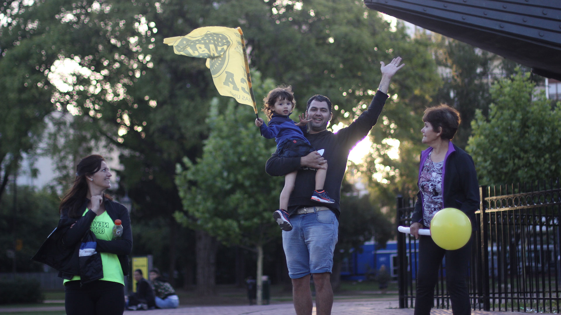 La delegación que formó el Mellizo, con 24 jugadores, partió en la madrugada rumbo a la capital ibérica en vuelo chárter para concentrarse definitivamente el partido más importante de la historia del fútbol argentino
