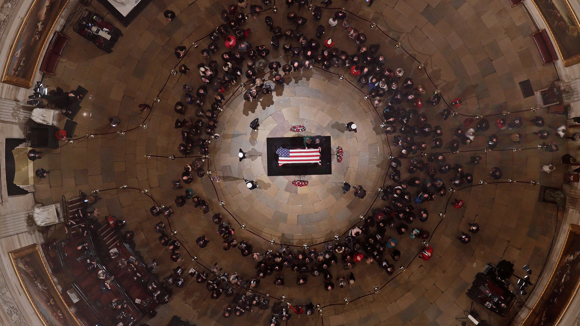 Centenares de personas se acercaron al Capitolio en Washington, DC, para despedir los restos del ex presidente George H.W. Bush el 3 de diciembre
