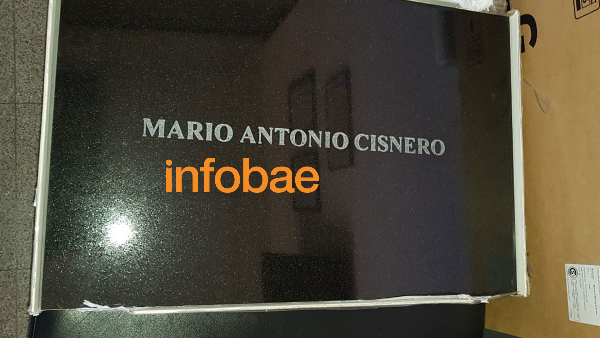 La placa de granito para la tumba del sargento muerto en el combate del Monte Dos Hermanas