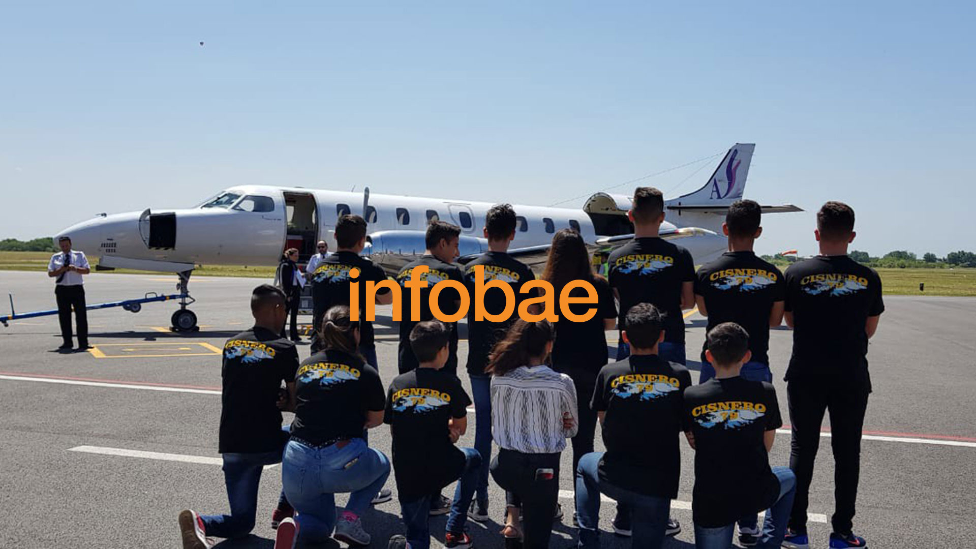 Los jóvenes que fueron a homenajear a Mario “Perro” Cisnero, héroe de Malvinas, cuya placa viaja en el vuelo de American Jet