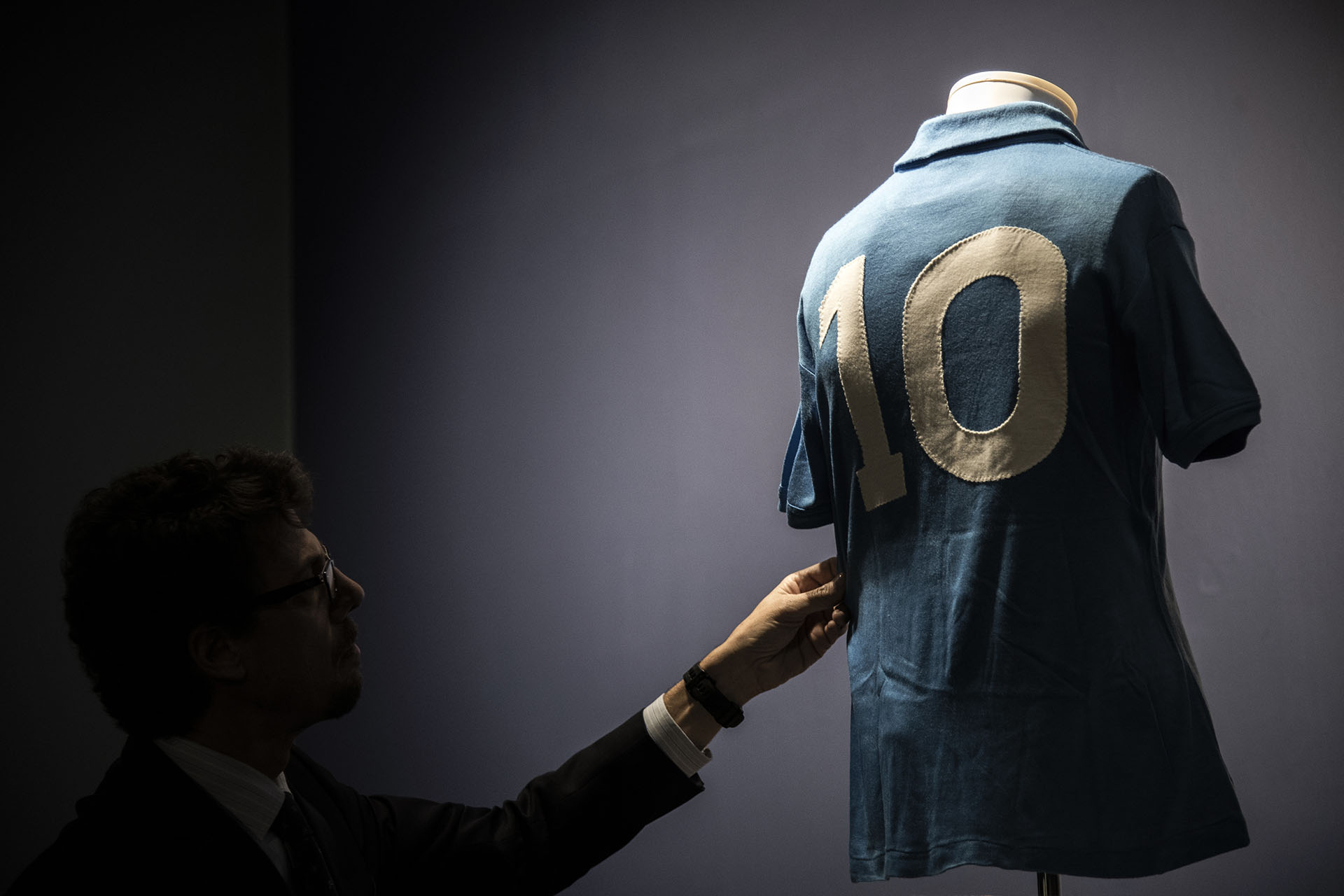 La espectacular colección lleva el nombre de “Football Memorabilia” (Photo by MARCO BERTORELLO / AFP)